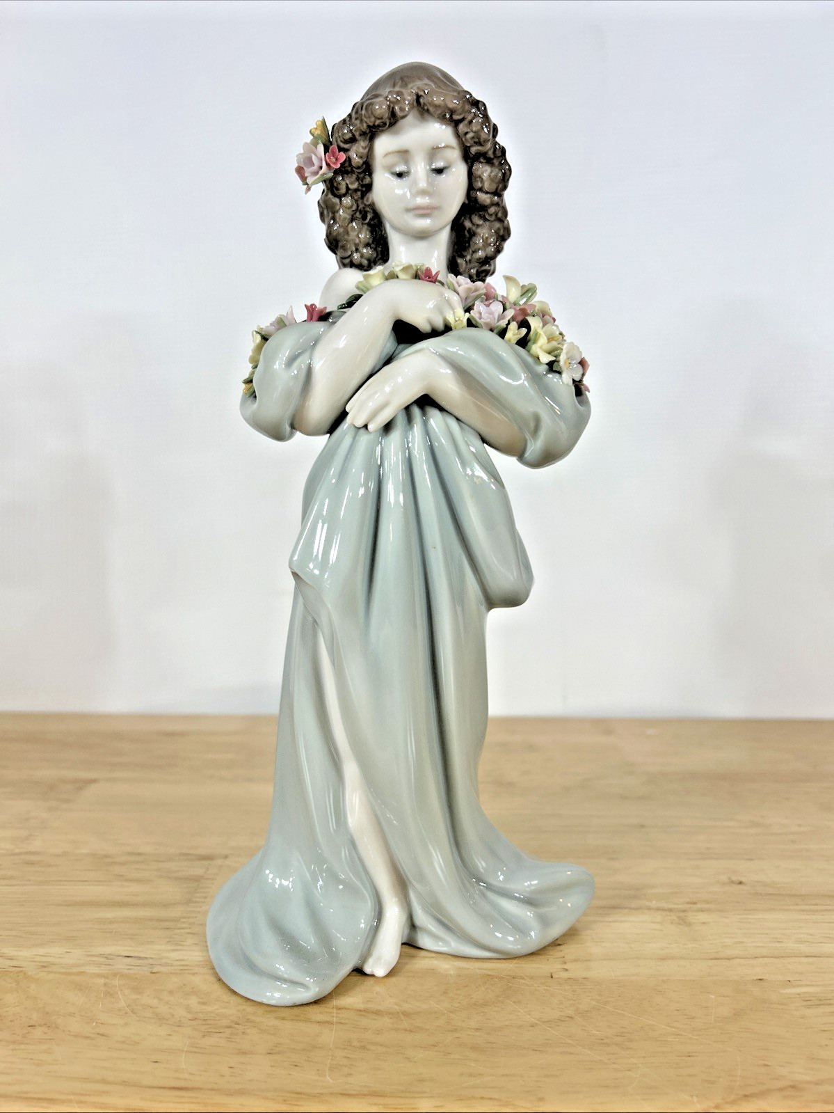 Lladro 10" Figurine 6346 Petals of Love Girl w/Flowers Excellent No Box Signed Lladro 10" Figurine 6346 Petals of Love Girl w/Flowers Excellent No Box Signed