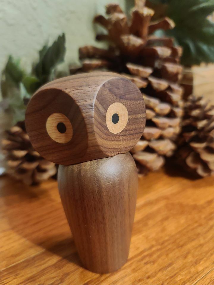 Cute new artisan crafted solid Walnut wooden owl w/ magnetic head turns Figurine Cute new artisan crafted solid Walnut wooden owl w/ magnetic head turns Figurine
