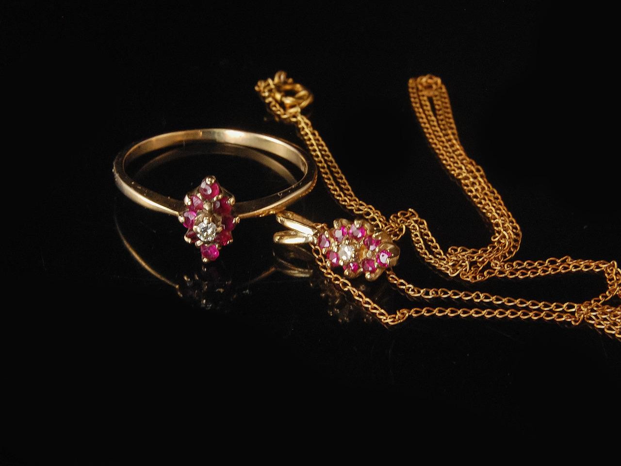 VINTAGE RED PINK RUBY DIAMOND 10K YELLOW GOLD PENDANT NECKLACE RING VINTAGE RED PINK RUBY DIAMOND 10K YELLOW GOLD PENDANT NECKLACE RING