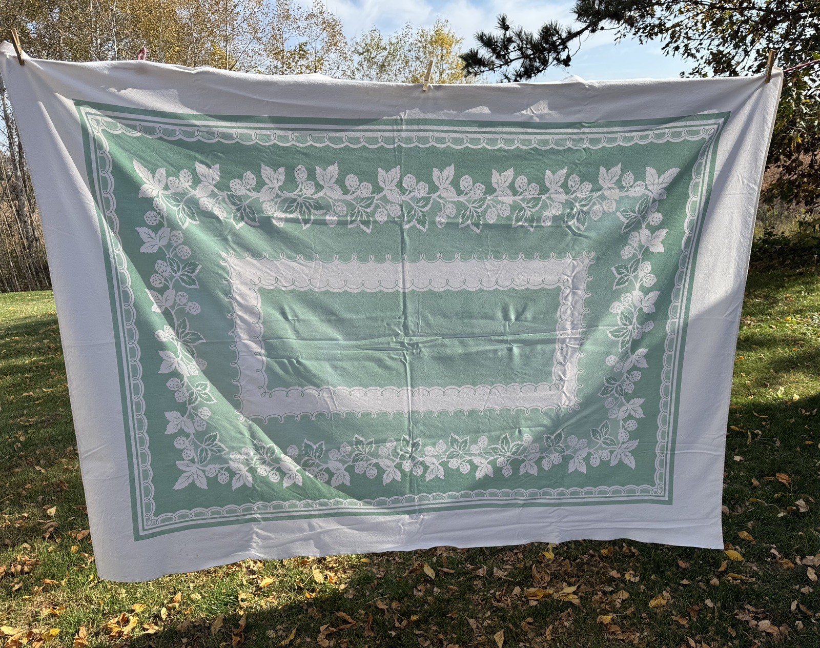 Vintage 1940S 50S 60S Tablecloth White Green Strawberry Floral approx. 60x79” 🤩 Vintage 1940S 50S 60S Tablecloth White Green Strawberry Floral approx. 60x79” 🤩