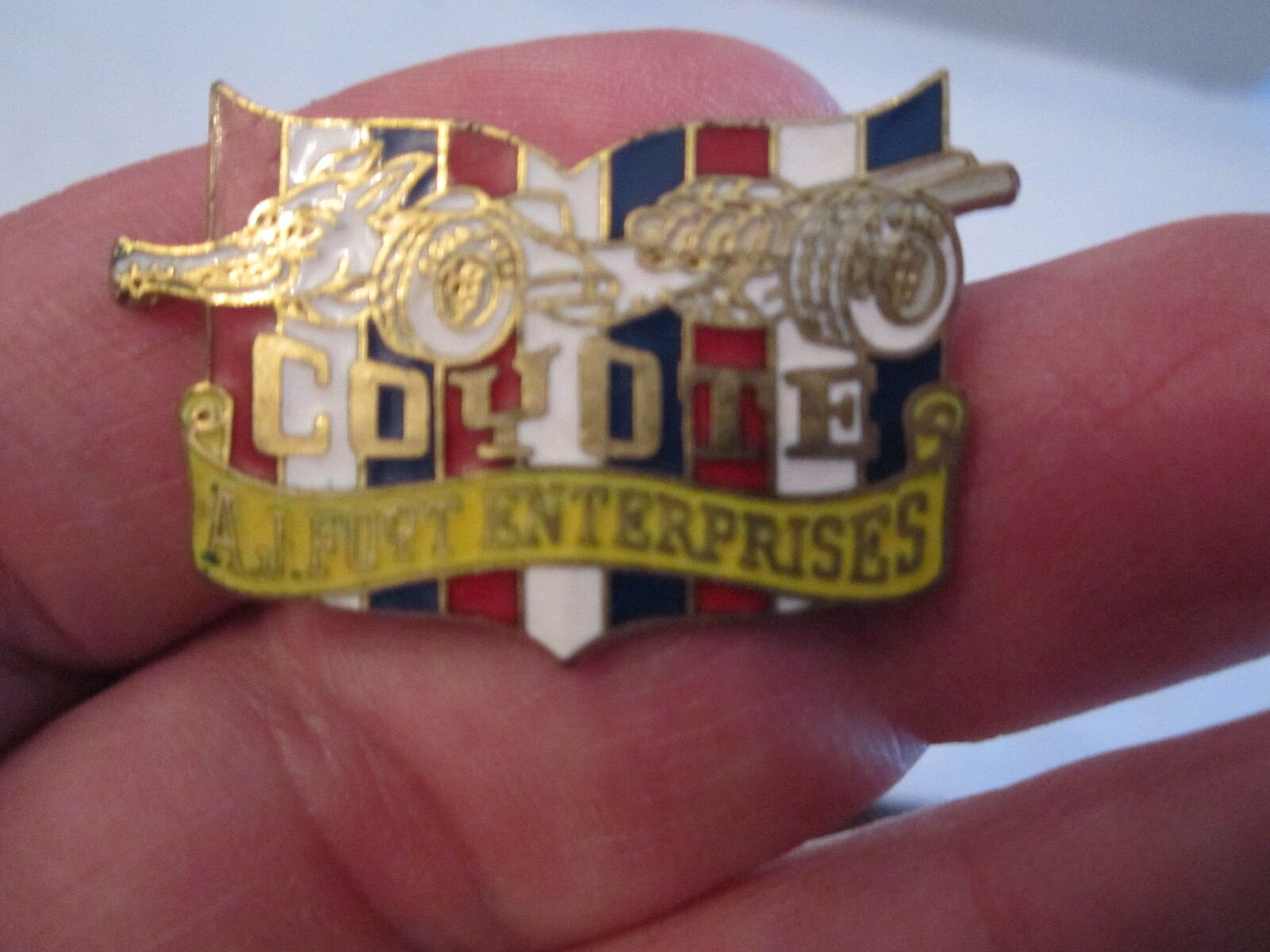 VINTAGE COYOTE A.J. FOYT ENTERPRISES METAL BADGE LAPEL PIN - BBA-15 VINTAGE COYOTE A.J. FOYT ENTERPRISES METAL BADGE LAPEL PIN - BBA-15