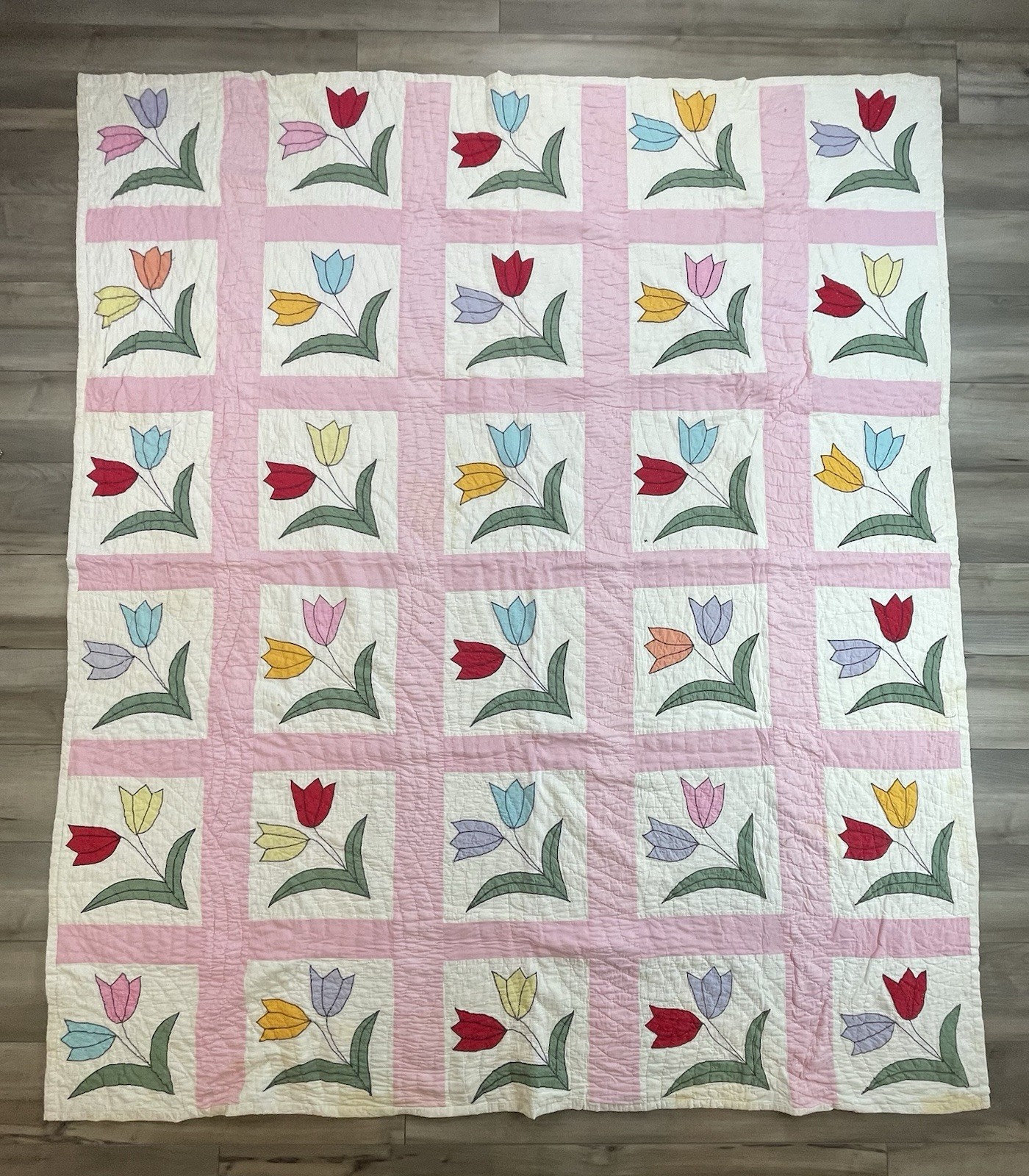 Vintage Flower Tulip Applique Quilt Pink White Hand Stitched 68” x 80” Cutter? Vintage Flower Tulip Applique Quilt Pink White Hand Stitched 68” x 80” Cutter?