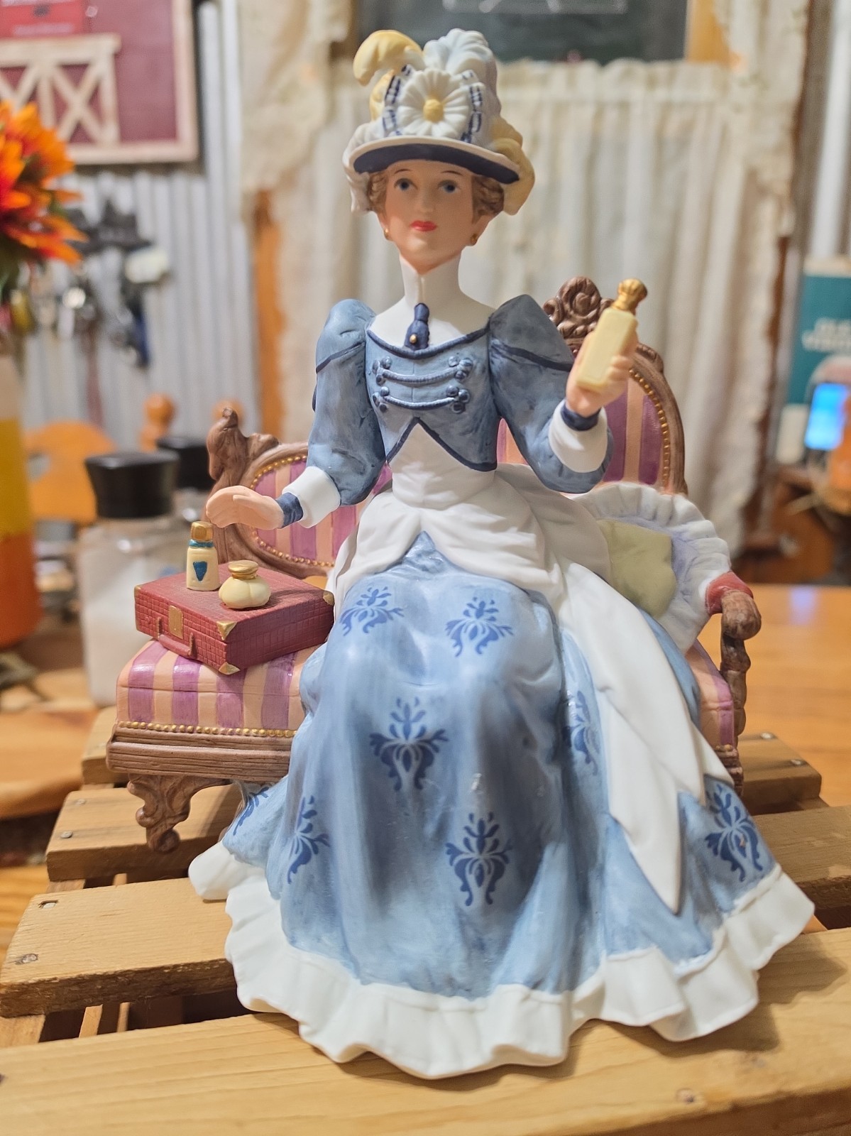 Vtg AVON 1992 Albee Award President's Club Fine Porcelain Figurine Vtg AVON 1992 Albee Award President's Club Fine Porcelain Figurine