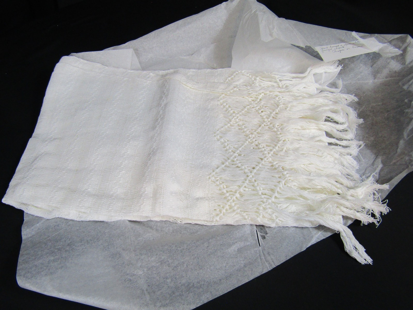 NEW VINTAGE 1970's WHITE COTTON FRINGED SHAWL HAND SPUN/LOOMED CHIAPAS MEXICO NEW VINTAGE 1970's WHITE COTTON FRINGED SHAWL HAND SPUN/LOOMED CHIAPAS MEXICO