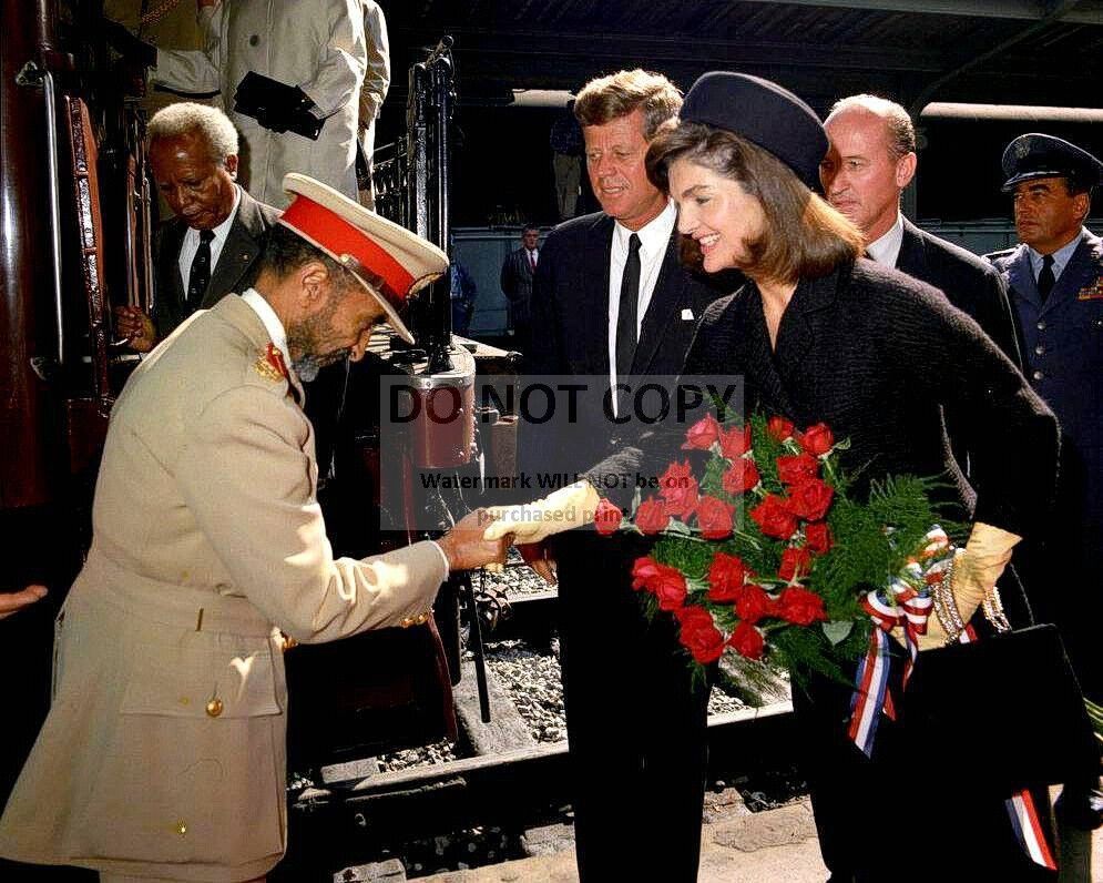JOHN F. KENNEDY AND JACQUELINE WELCOME EMPEROR OF ETHIOPIA - 8X10 PHOTO (FB-976)