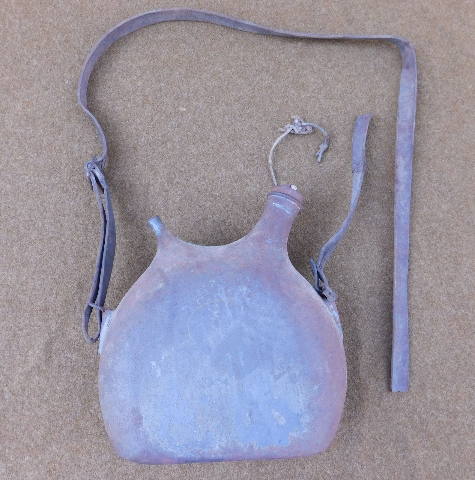 ORIGINAL WWI FRENCH ARMY M1877 CANTEEN WITH CORK & BROKEN SHOULDER SLING ORIGINAL WWI FRENCH ARMY M1877 CANTEEN WITH CORK & BROKEN SHOULDER SLING