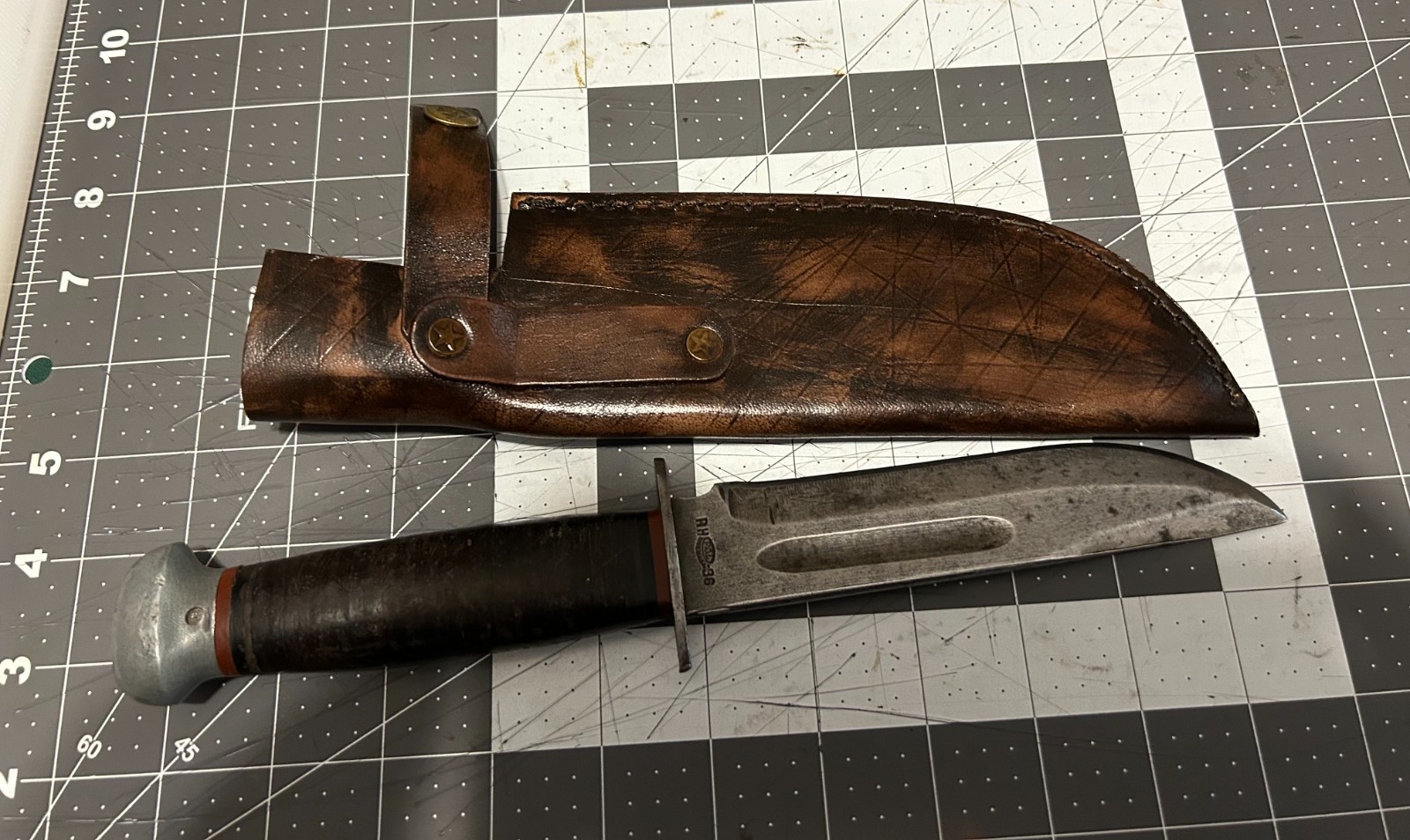 Vintage WW2 Pal RH36 fixed blade military knife & not original leather sheath. Vintage WW2 Pal RH36 fixed blade military knife & not original leather sheath.