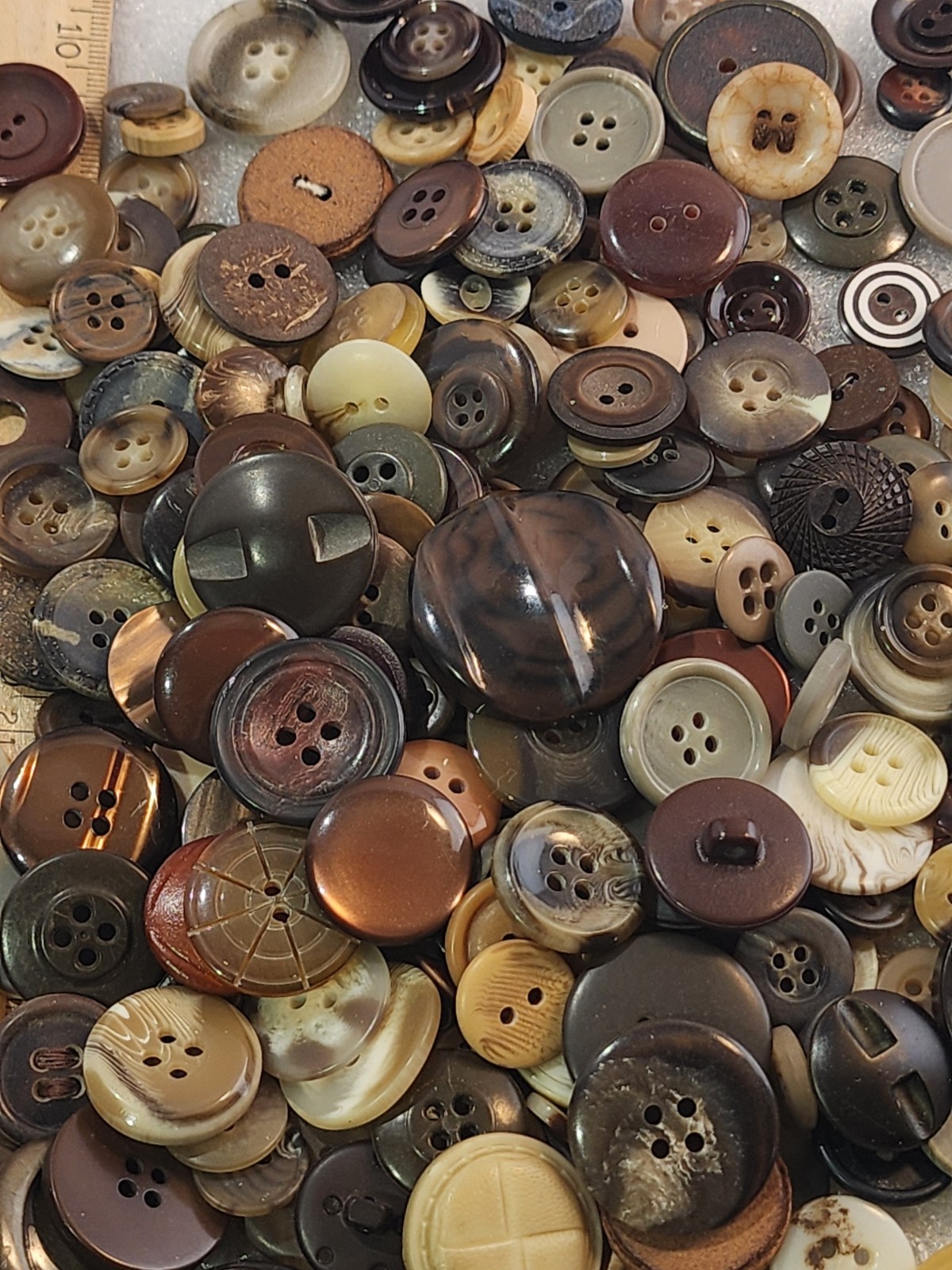 250 Buttons - Mostly Vintage from Estate Collection - #30 250 Buttons - Mostly Vintage from Estate Collection - #30