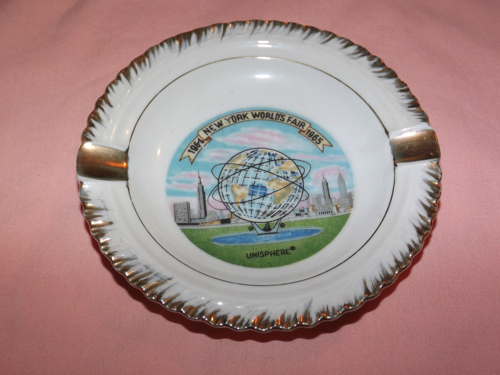 VINTAGE 1965 NEW YORK WORLD'S FAIR CERAMIC SOUVENIR ASHTRAY VINTAGE 1965 NEW YORK WORLD'S FAIR CERAMIC SOUVENIR ASHTRAY