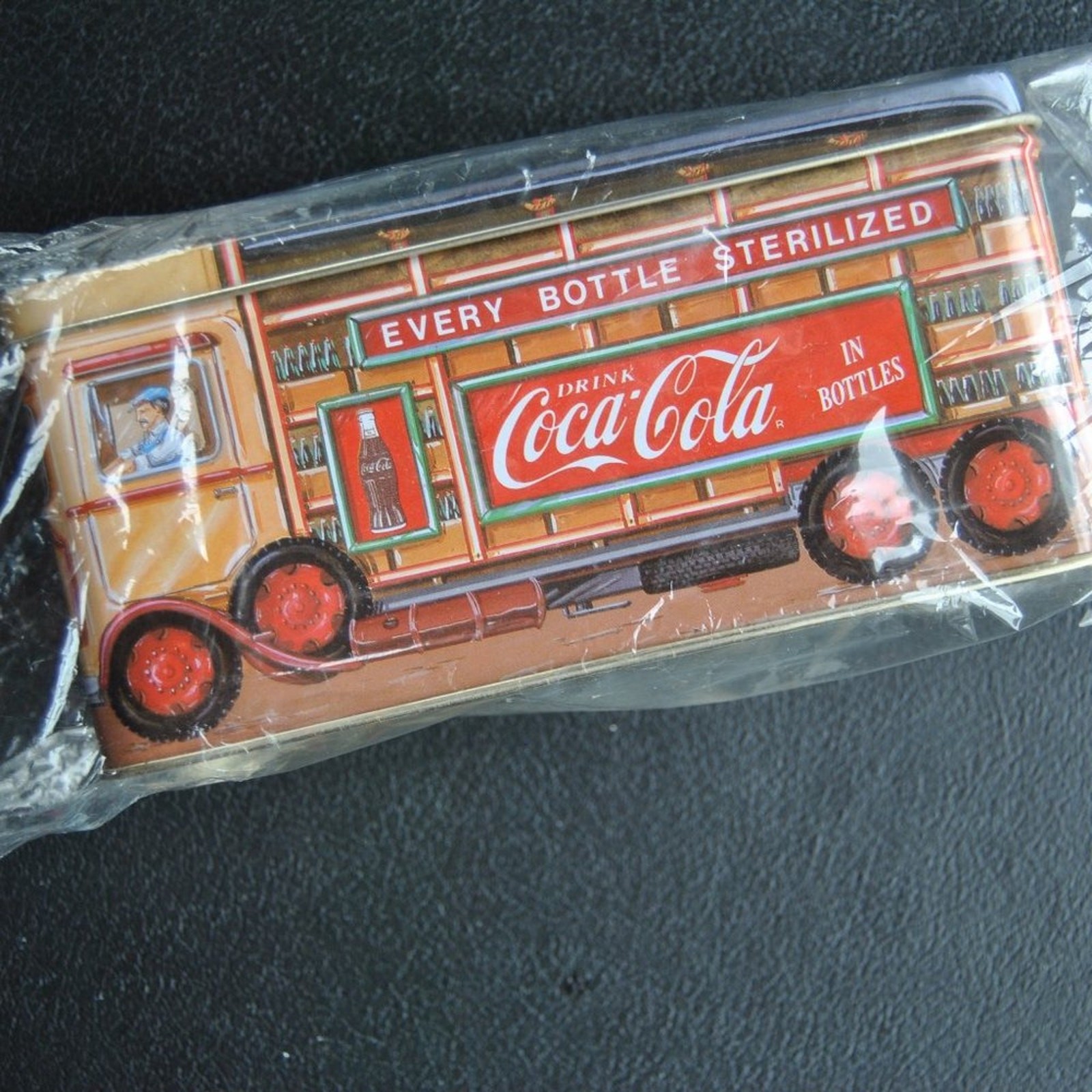Vintage 1992 Coca-Cola Collectors Tin Truck Container (New) Vintage 1992 Coca-Cola Collectors Tin Truck Container (New)