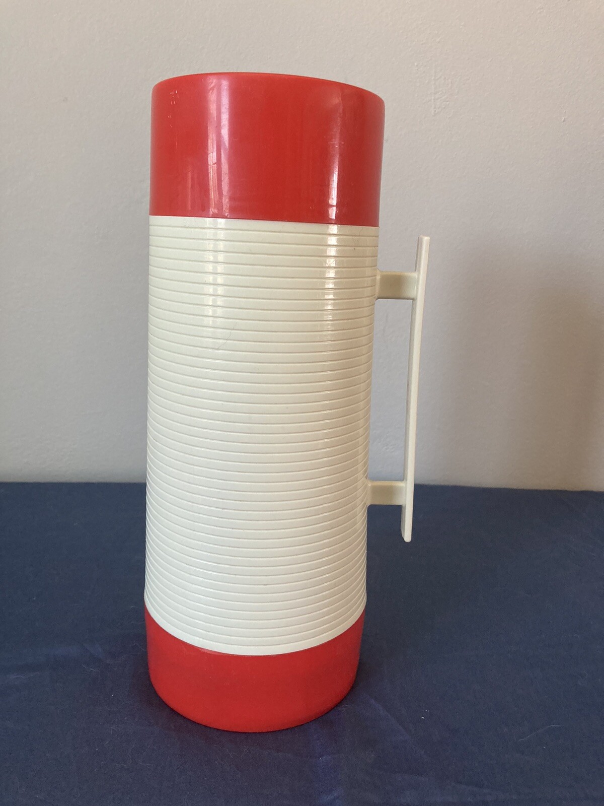 Alladin Hy- Lo Vintage Thermos No. 240 Cup 32 Ounces Red Cream 11” Tall Clean Alladin Hy- Lo Vintage Thermos No. 240 Cup 32 Ounces Red Cream 11” Tall Clean