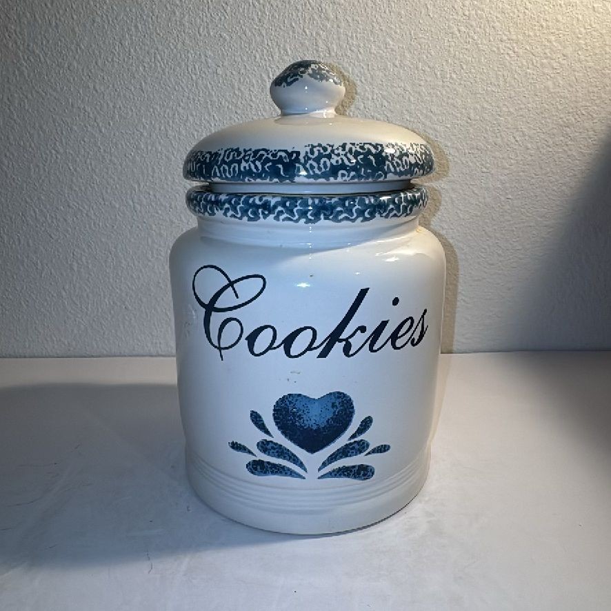 Gibson My Heart Blue Sponge Cookie Jar with Lid - White - Used Good Gibson My Heart Blue Sponge Cookie Jar with Lid - White - Used Good