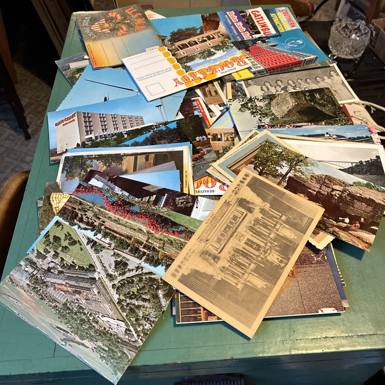 Large lot of postcards and folders - Large lot of postcards and folders -