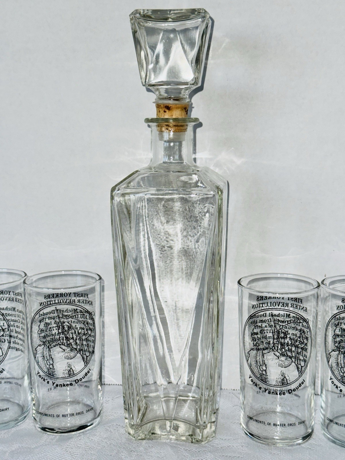 1950’s Seagrams & Sons '7 Crown' Decanter “V” Design + 4 Vtge whiskey glasses 1950’s Seagrams & Sons '7 Crown' Decanter “V” Design + 4 Vtge whiskey glasses