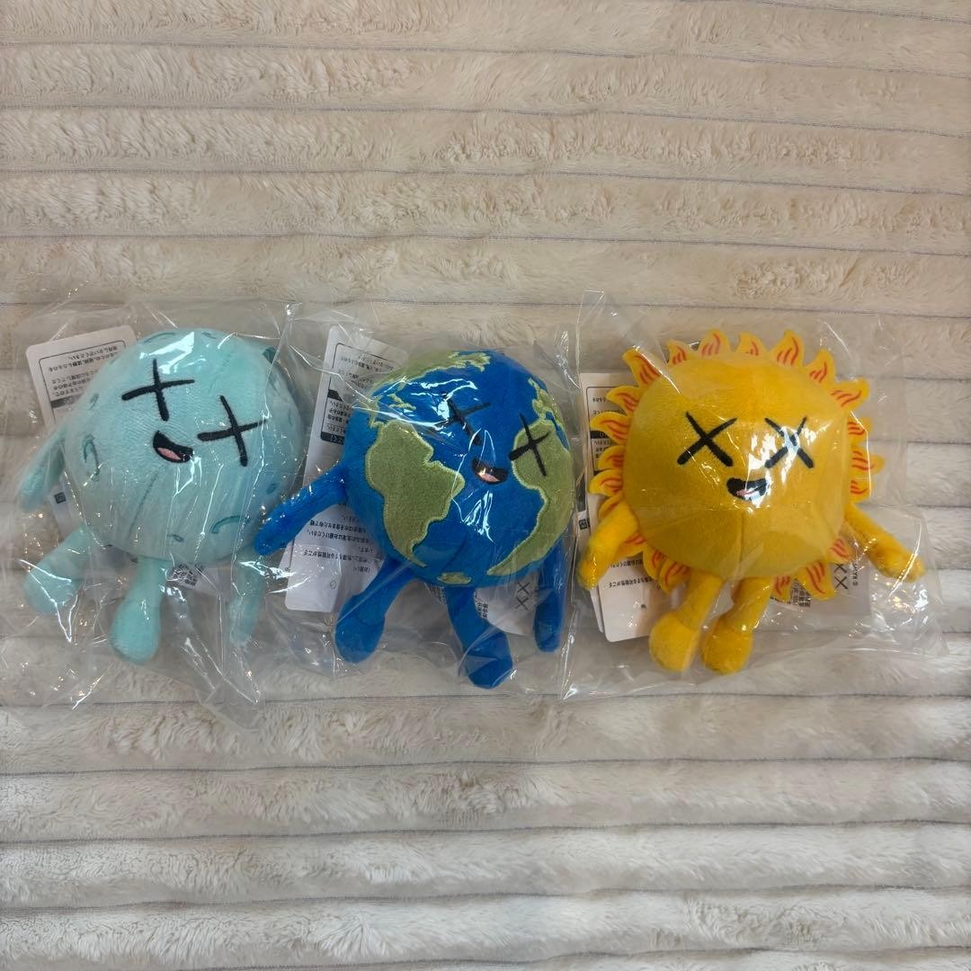 KAWS x UNIQLO UNIVERSE Charm 3 Set Earth Sun Moon Complete Set 2026 KAWS x UNIQLO UNIVERSE Charm 3 Set Earth Sun Moon Complete Set 2026