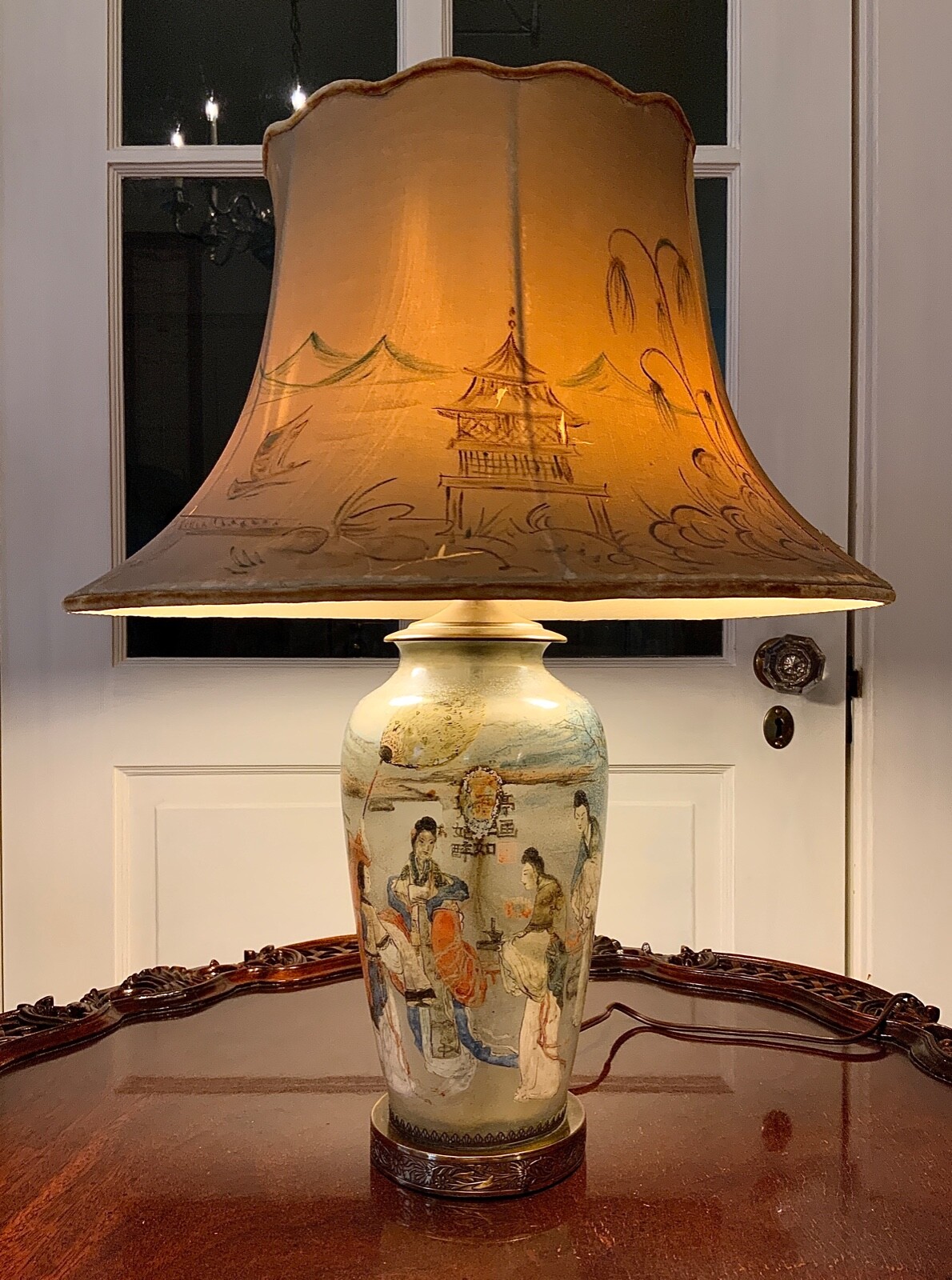 CHINESE INSIDE-PAINTED GLASS VASE LAMP C. 1898-1910 CHINESE GATHERING PARTY CHINESE INSIDE-PAINTED GLASS VASE LAMP C. 1898-1910 CHINESE GATHERING PARTY