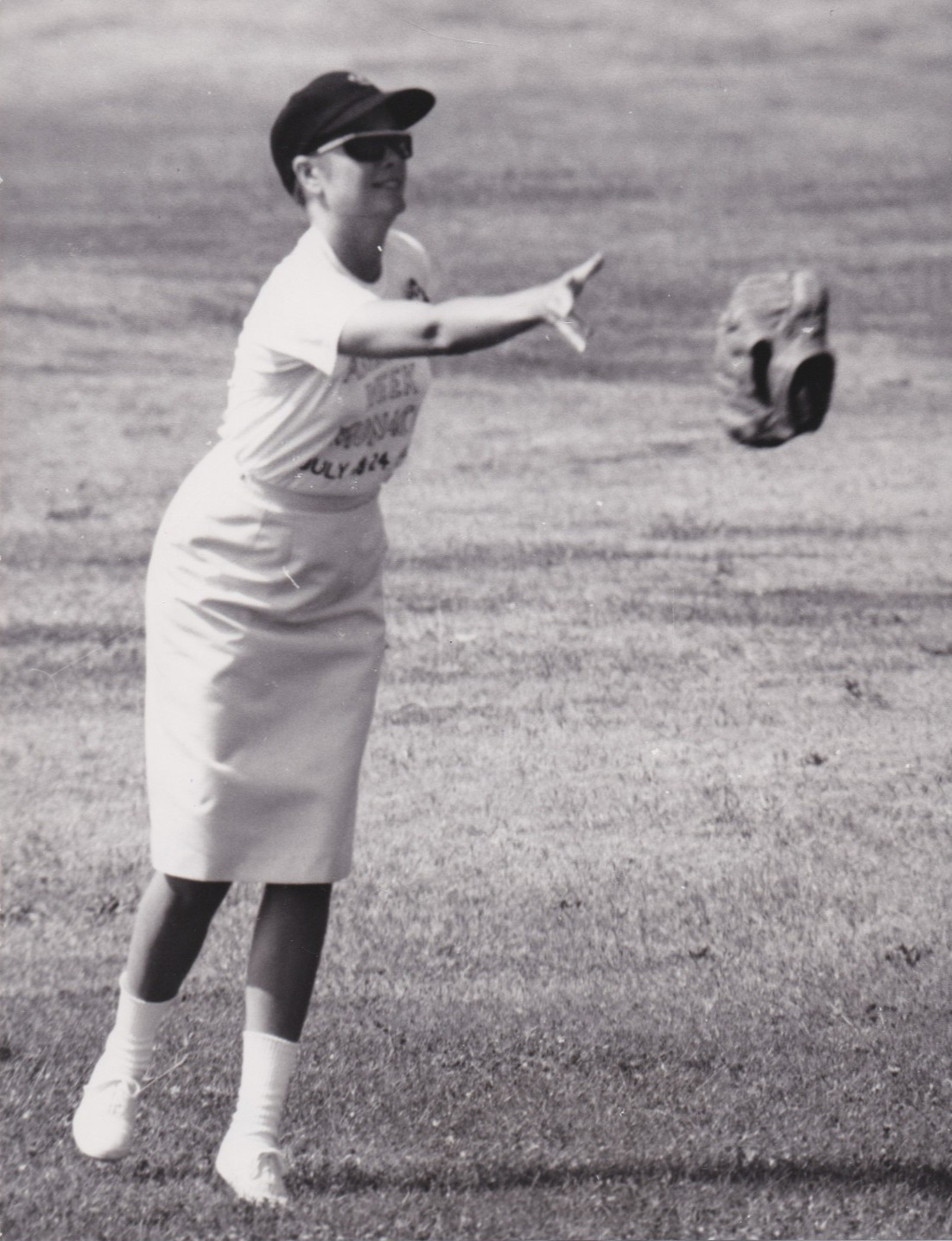 1966 Press Photo Actress Grace Kelly throwing her Baseball Glove 1966 Press Photo Actress Grace Kelly throwing her Baseball Glove