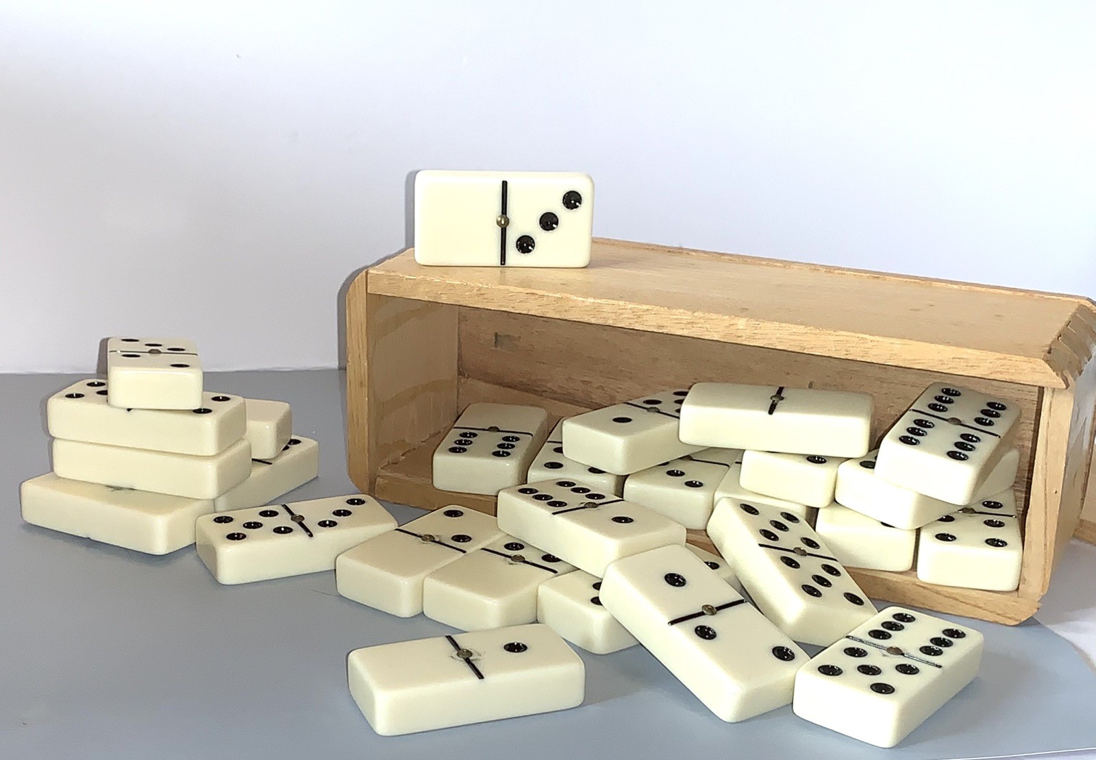 Vintage Dominoes, Full Set of 28, Excellent Condition Likely 1930s-50s, w/Box Vintage Dominoes, Full Set of 28, Excellent Condition Likely 1930s-50s, w/Box