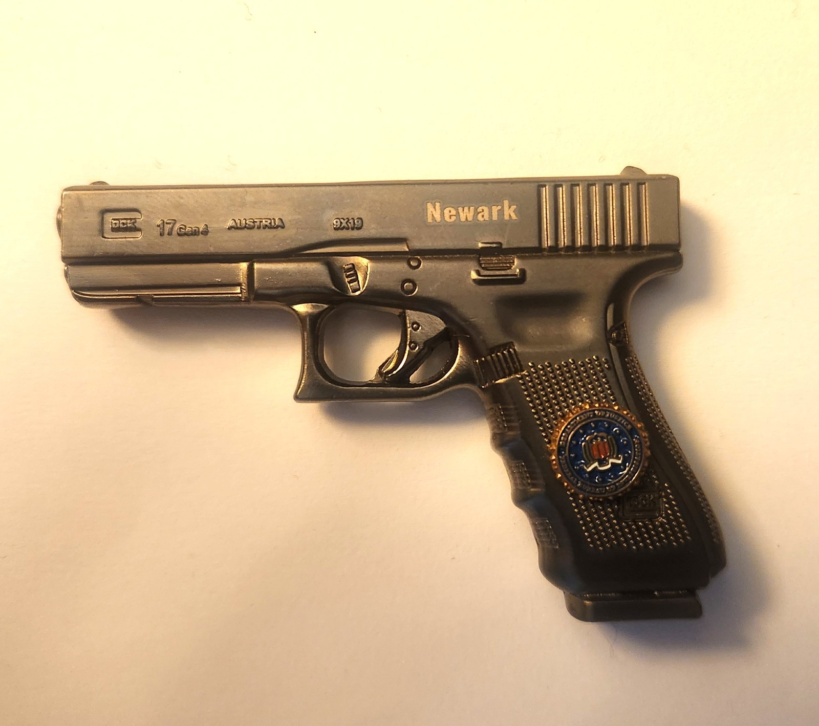 FBI Newark Seal Service Gun Agent Weapon G-17 Challenge Coin FBI Newark Seal Service Gun Agent Weapon G-17 Challenge Coin