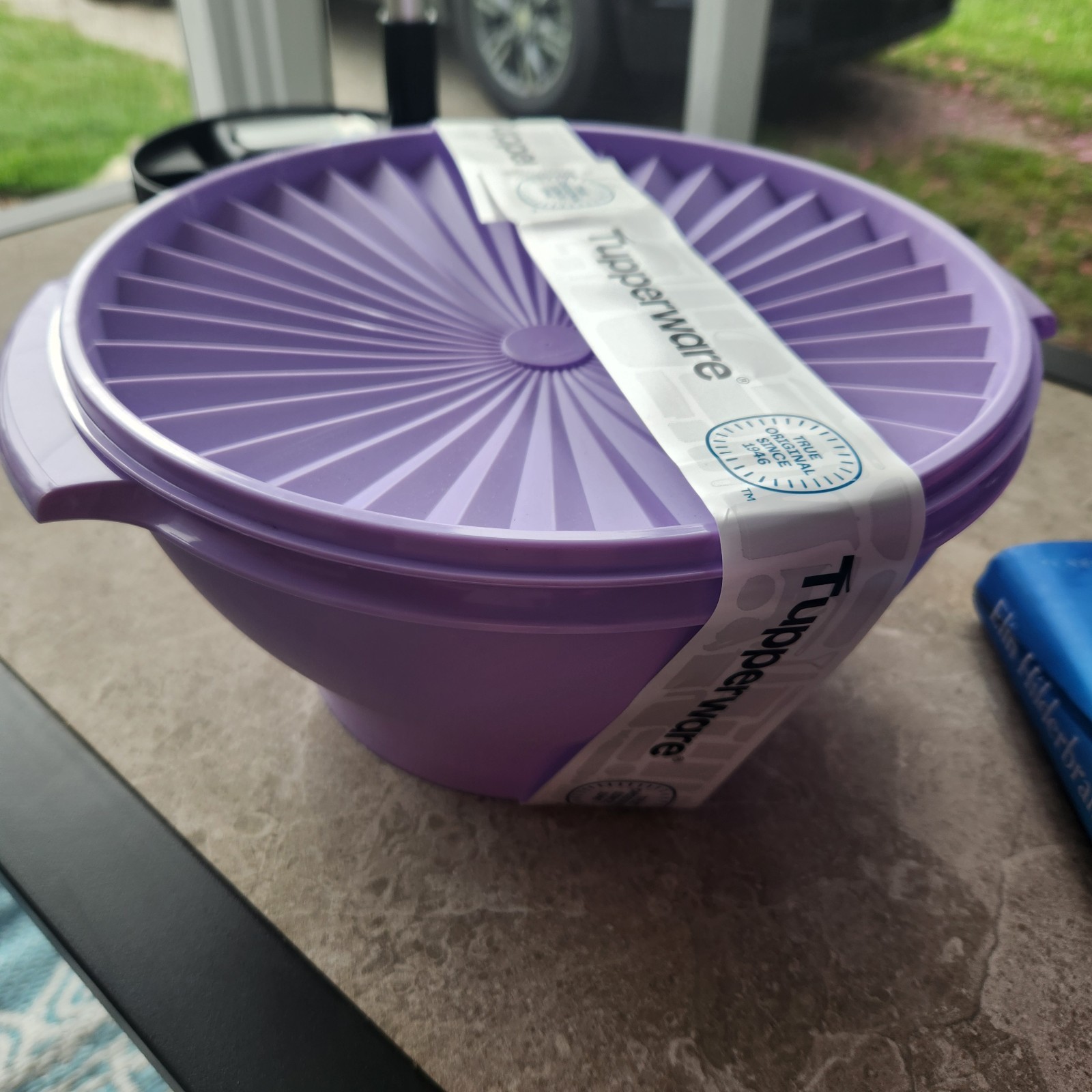 Tupperware Servalier Salad Large Serving Bowl Purple 17 Cup New #8800-1 NEW Tupperware Servalier Salad Large Serving Bowl Purple 17 Cup New #8800-1 NEW