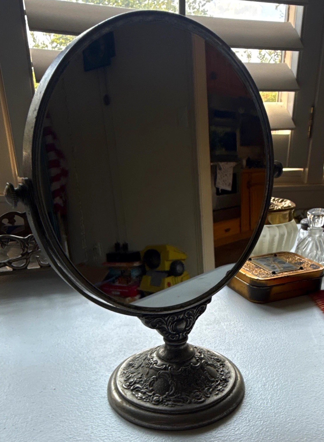 Ornate Metal Oval Vanity Mirror Tabletop Pedestal Stand with Embossed Base Ornate Metal Oval Vanity Mirror Tabletop Pedestal Stand with Embossed Base