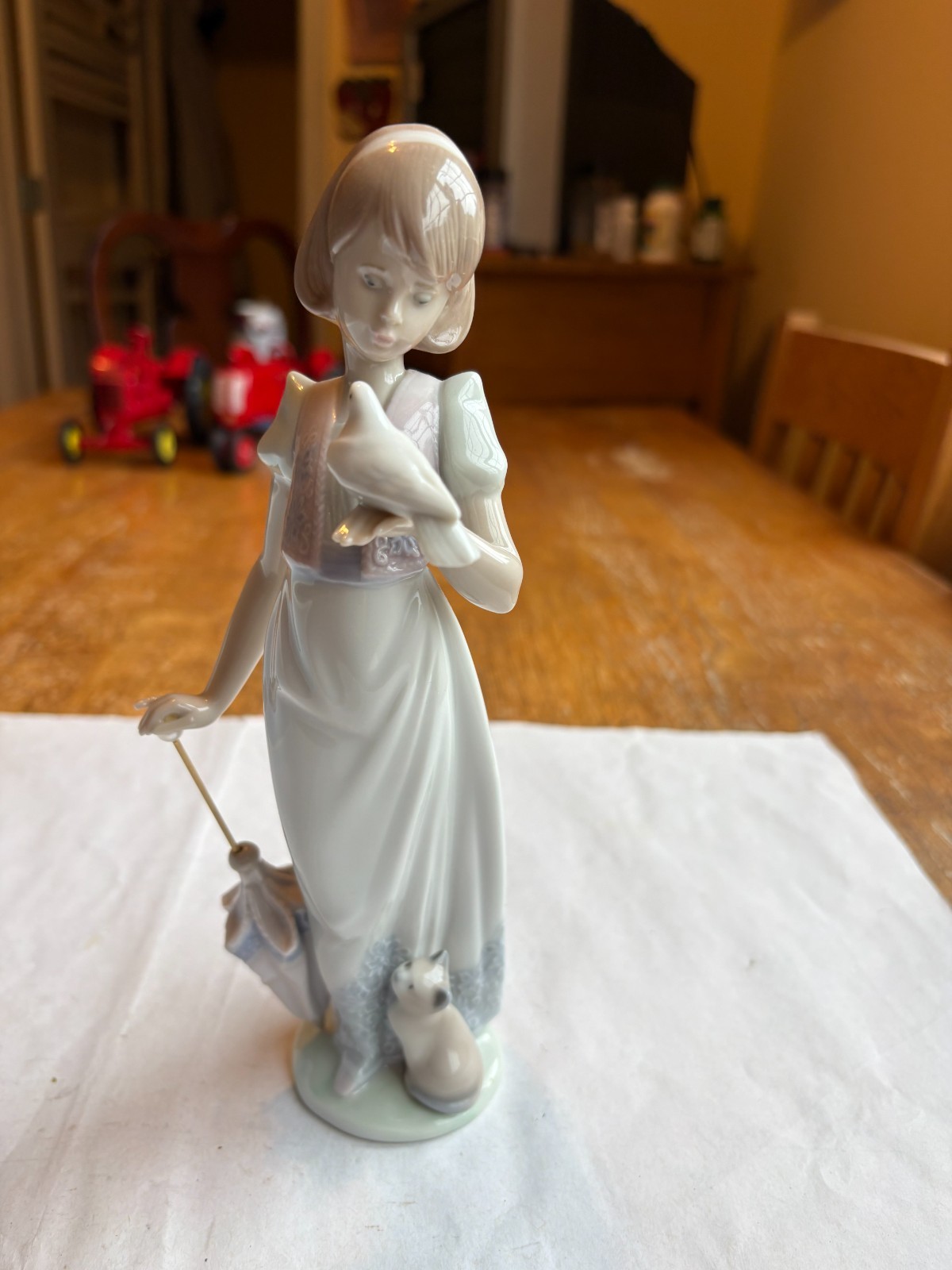Lladro “Summer Stroll” #7611 New in the Box - Beautiful 9" Porcelain figure Lladro “Summer Stroll” #7611 New in the Box - Beautiful 9" Porcelain figure