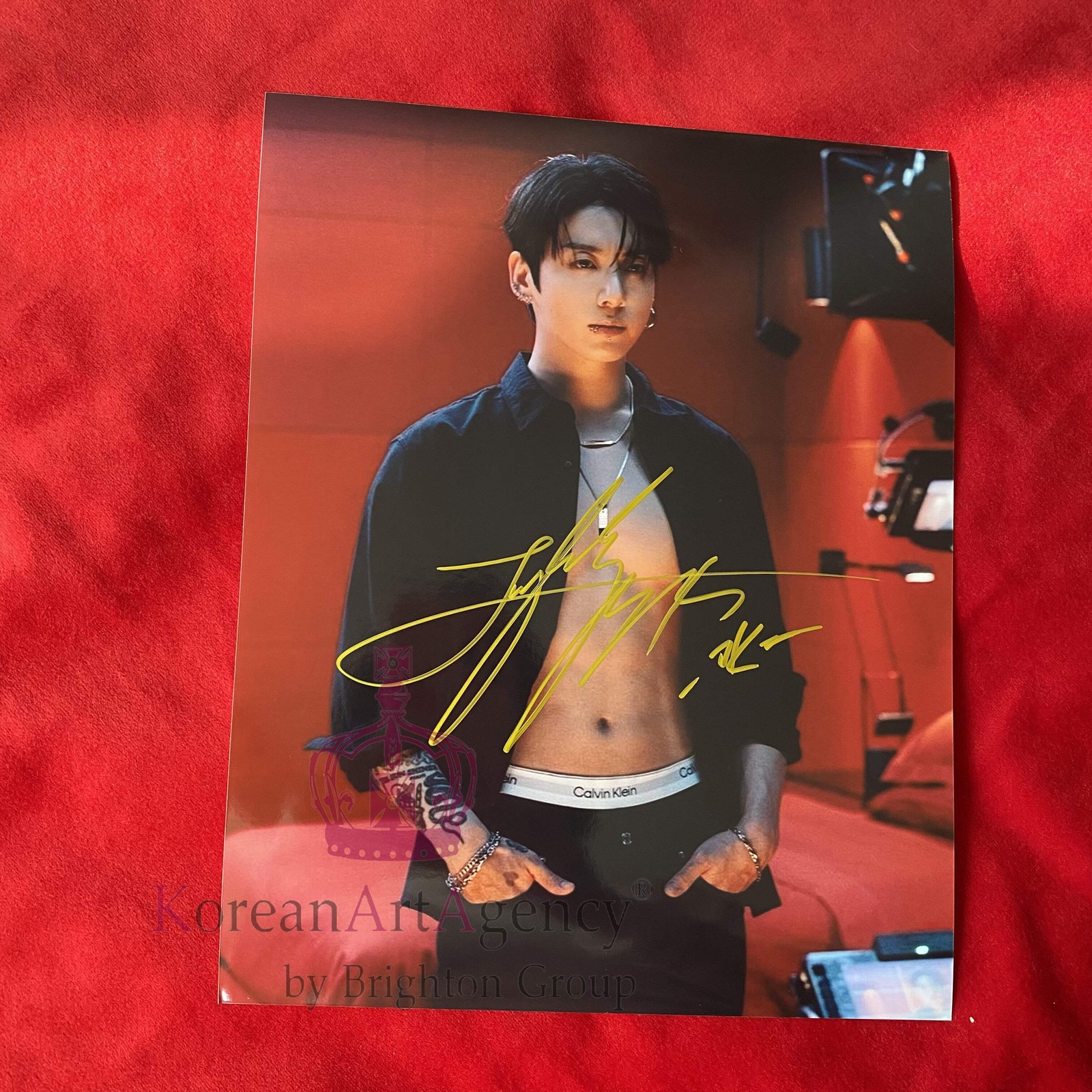 JUNG KOOK (BTS) × CALVIN KLEIN Holiday 2025 Campaign 10″ Autograph – Limited Edi JUNG KOOK (BTS) × CALVIN KLEIN Holiday 2025 Campaign 10″ Autograph – Limited Edi
