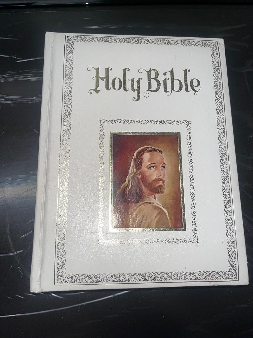 Vintage 1978 Regency White Holy Bible  Pictures Red Letter Family Edition