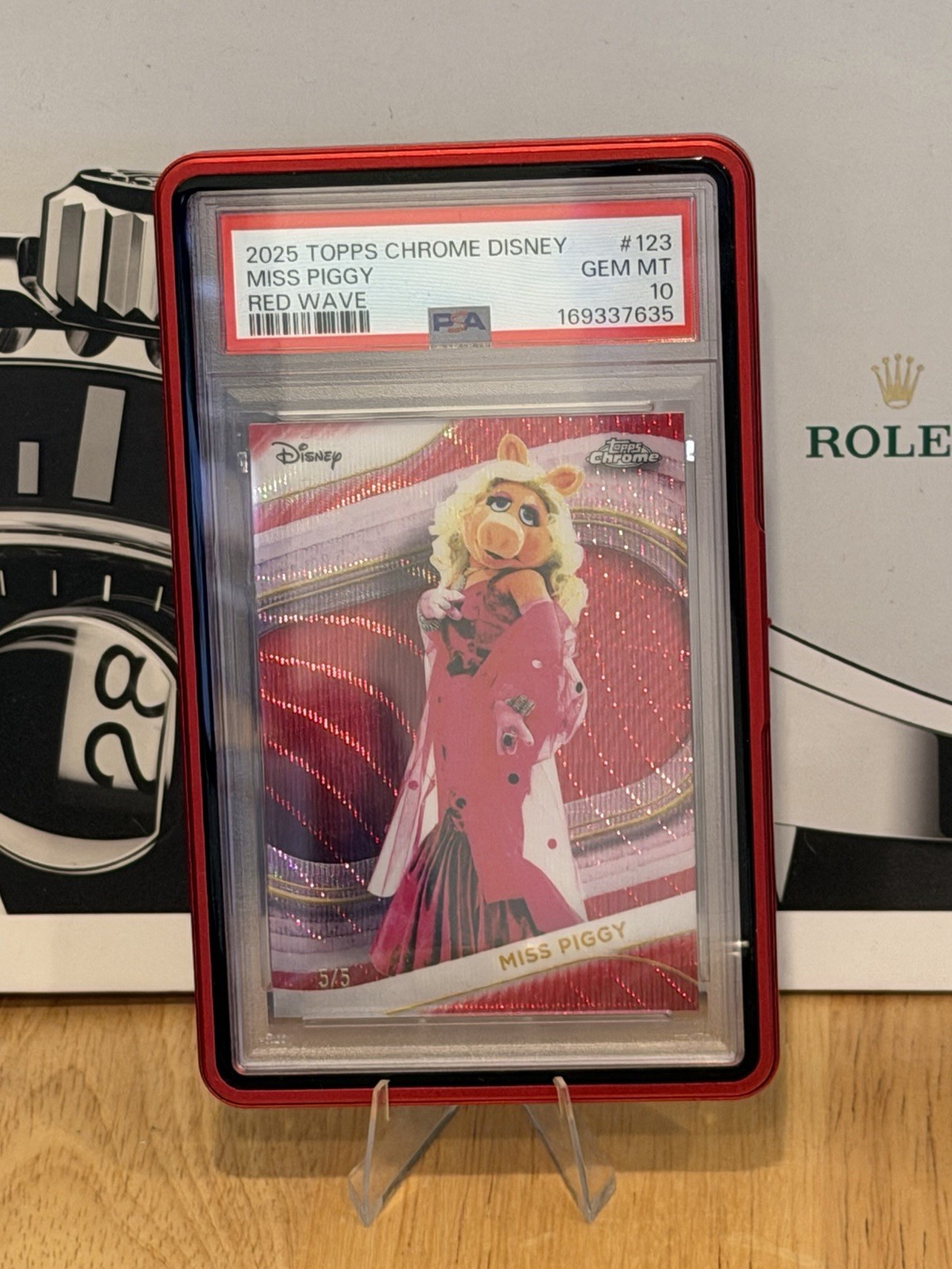 2025 Topps Chrome Disney Miss Piggy Red Wave PSA 10 POP 2 2025 Topps Chrome Disney Miss Piggy Red Wave PSA 10 POP 2