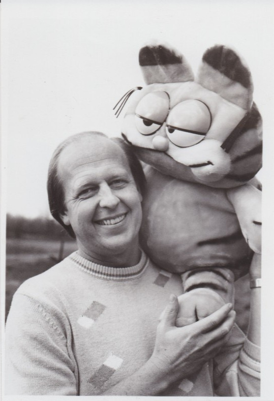 1986 Press Photo Cartoonist Jim Davis with his Creation "Garfield" 1986 Press Photo Cartoonist Jim Davis with his Creation "Garfield"