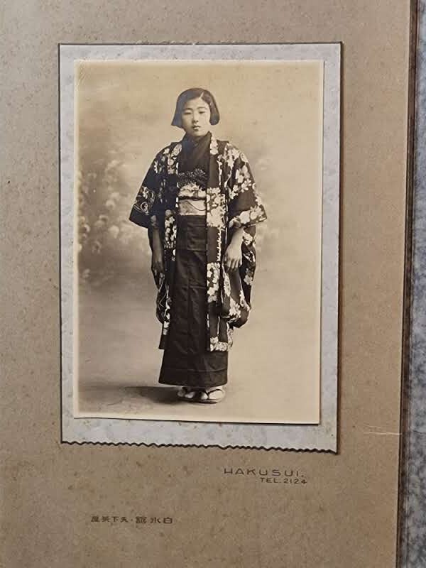 ANTIQUE/VTG PHOTO JAPANESE WOMAN IN TRADITIONAL ATTIRE EARLY - MID 19OOs HAKUSUI ANTIQUE/VTG PHOTO JAPANESE WOMAN IN TRADITIONAL ATTIRE EARLY - MID 19OOs HAKUSUI