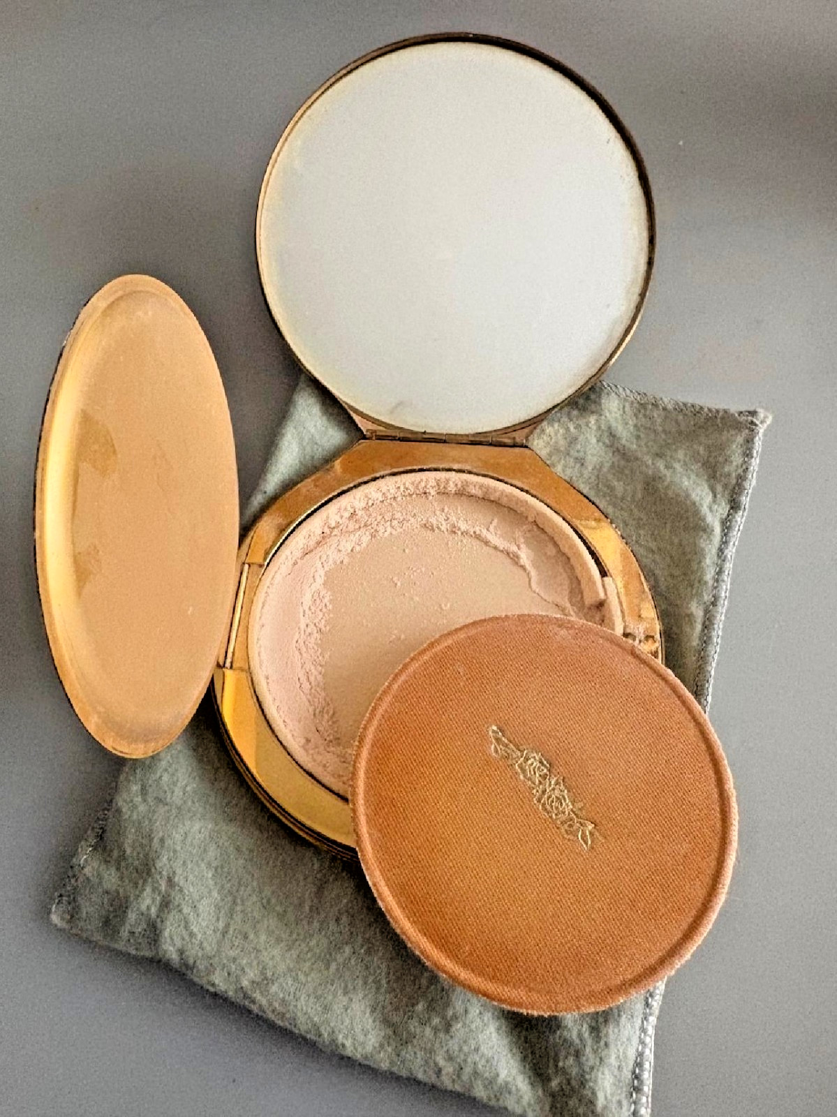 Vintage Gold-tone Mirrored Wadsworth Vintage Compact with Puff and Powder Vintage Gold-tone Mirrored Wadsworth Vintage Compact with Puff and Powder