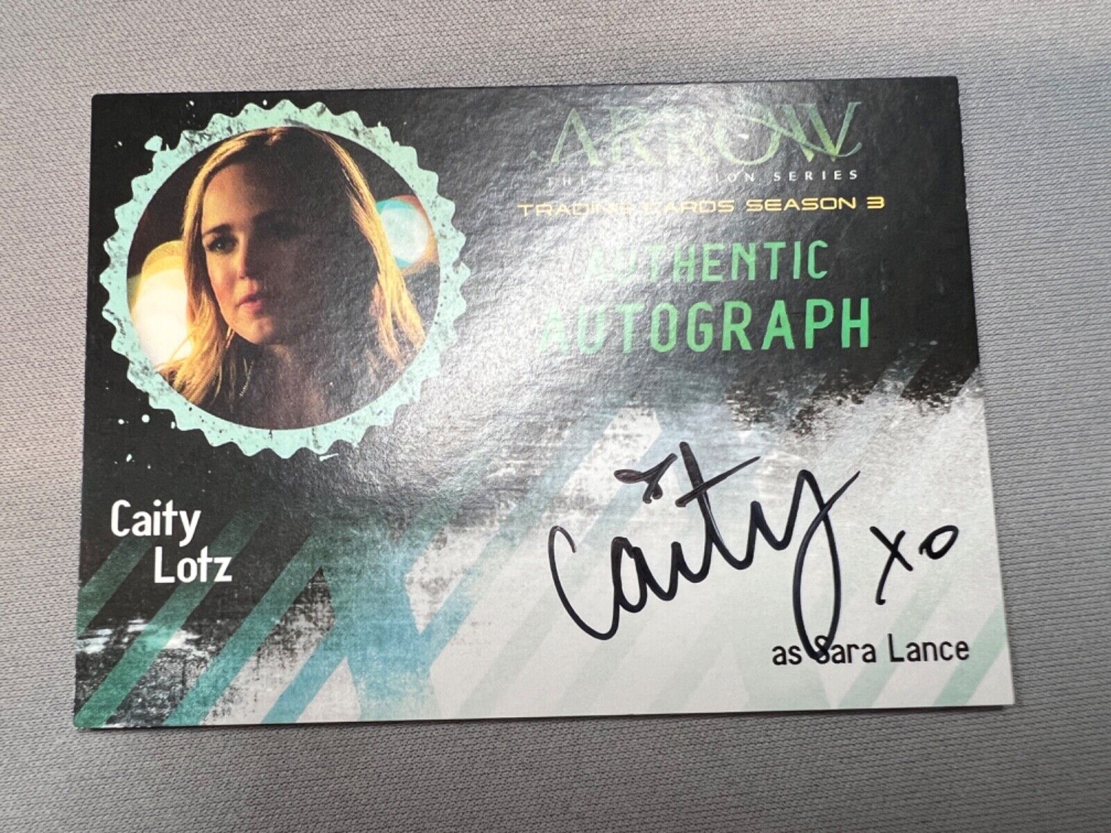 CAITY LOTZ - Sara Lance - Autograph Card - Arrow Season 3 Cryptozoic CL1 Canary