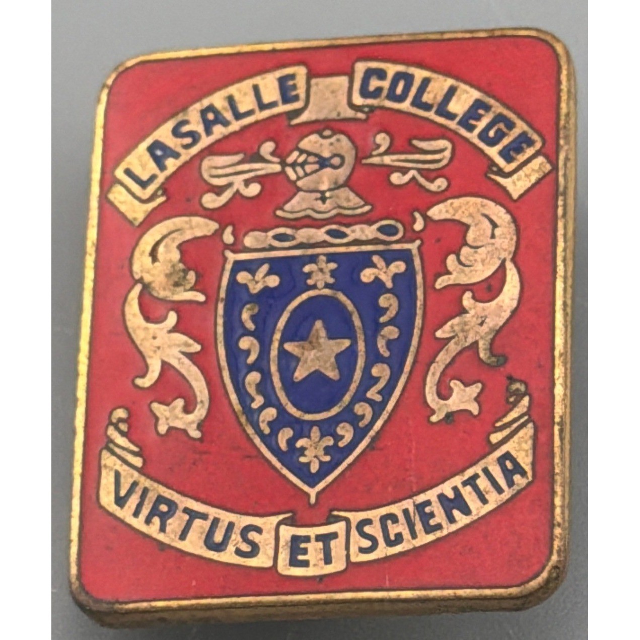 Vintage La Salle College Enamel Crest Pin Virtus Et Scientia 1 1/8" OLD Vintage La Salle College Enamel Crest Pin Virtus Et Scientia 1 1/8" OLD