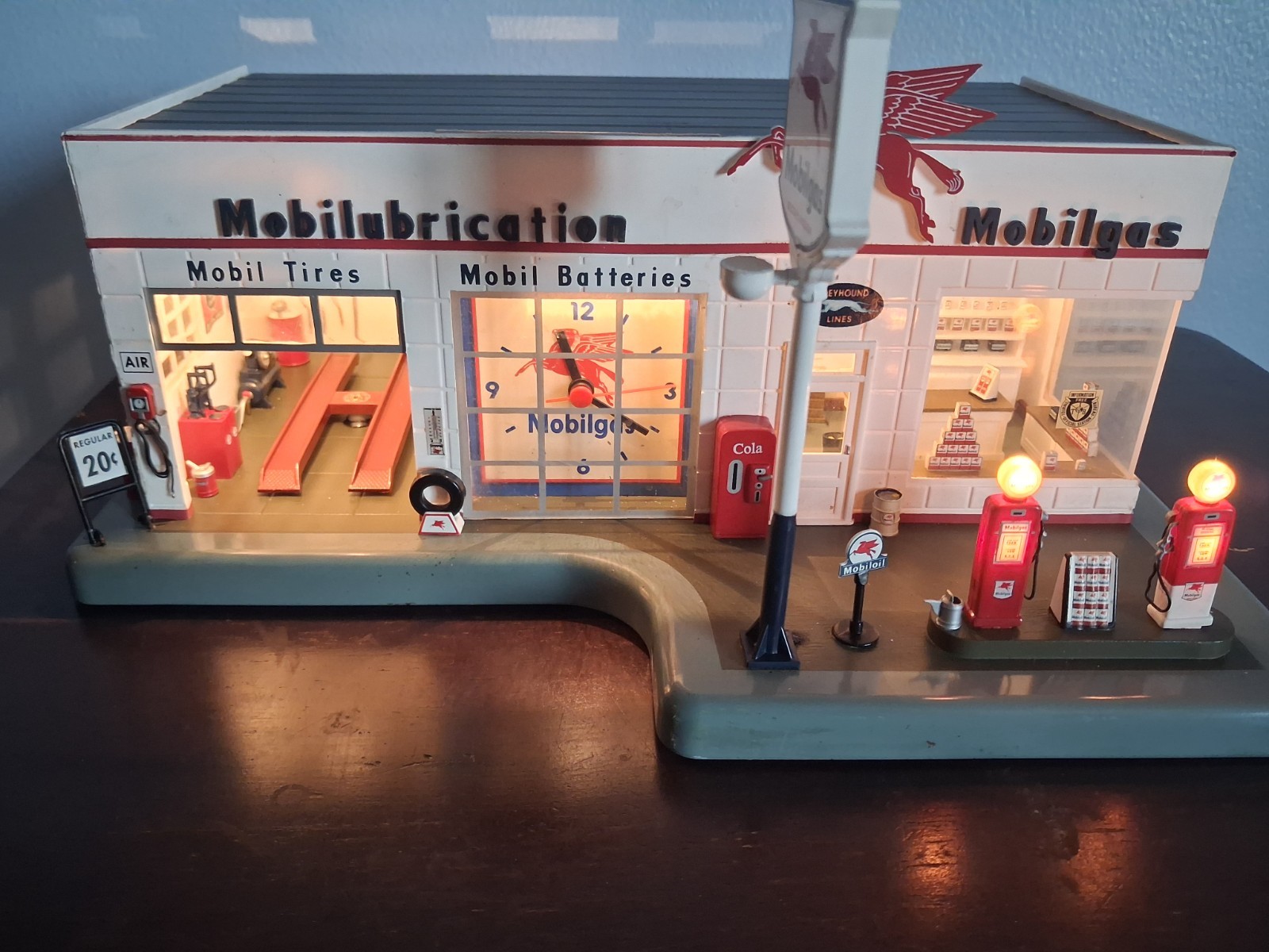 DANBURY MINT 1950'S MOBIL GAS LIGHTED GARAGE SERVICE STATION W/CLOCK DANBURY MINT 1950'S MOBIL GAS LIGHTED GARAGE SERVICE STATION W/CLOCK