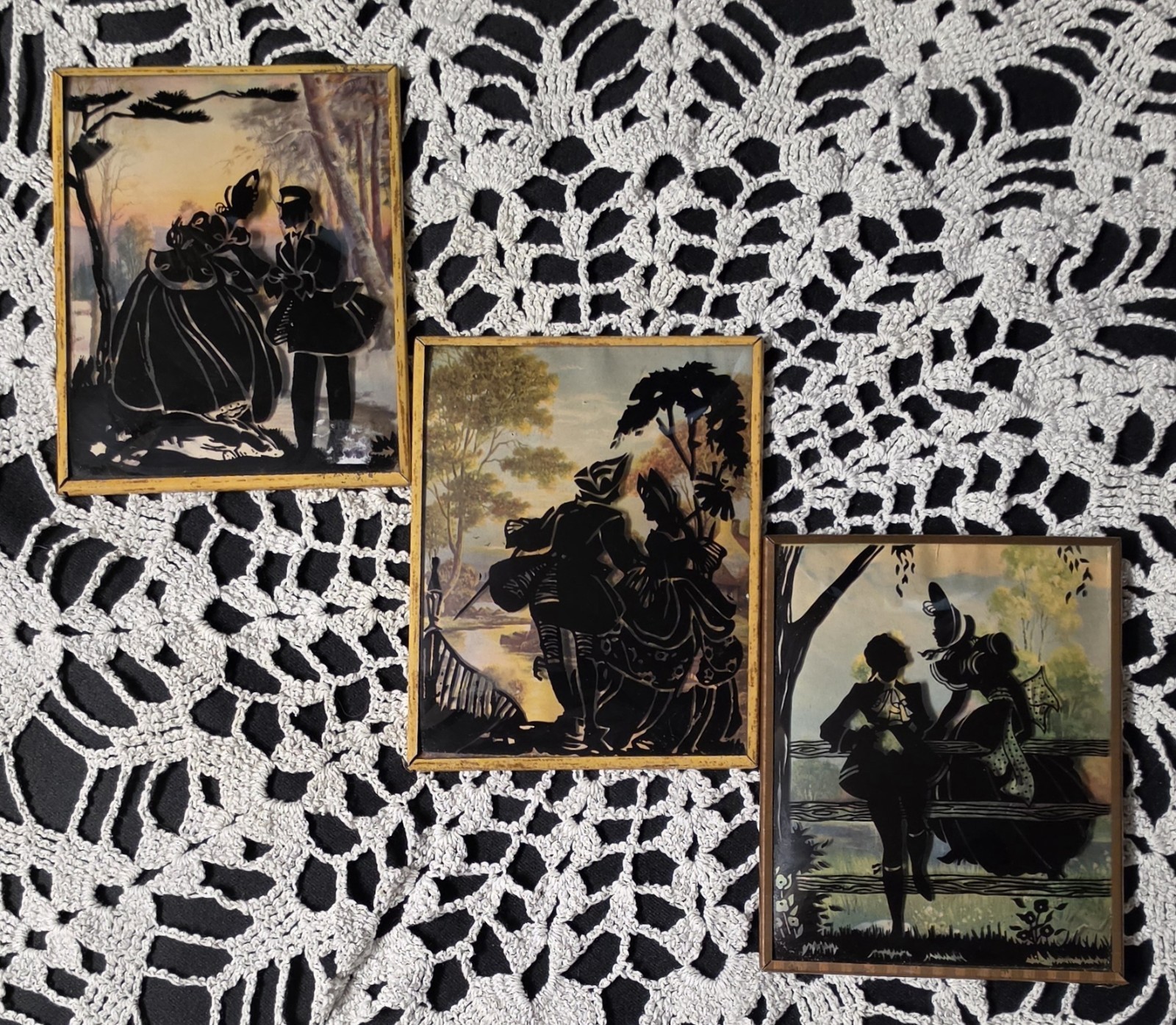 VTG Reverse Painted Silhouette Bubble Glass Victorian Courting Couple Lot of 3 VTG Reverse Painted Silhouette Bubble Glass Victorian Courting Couple Lot of 3