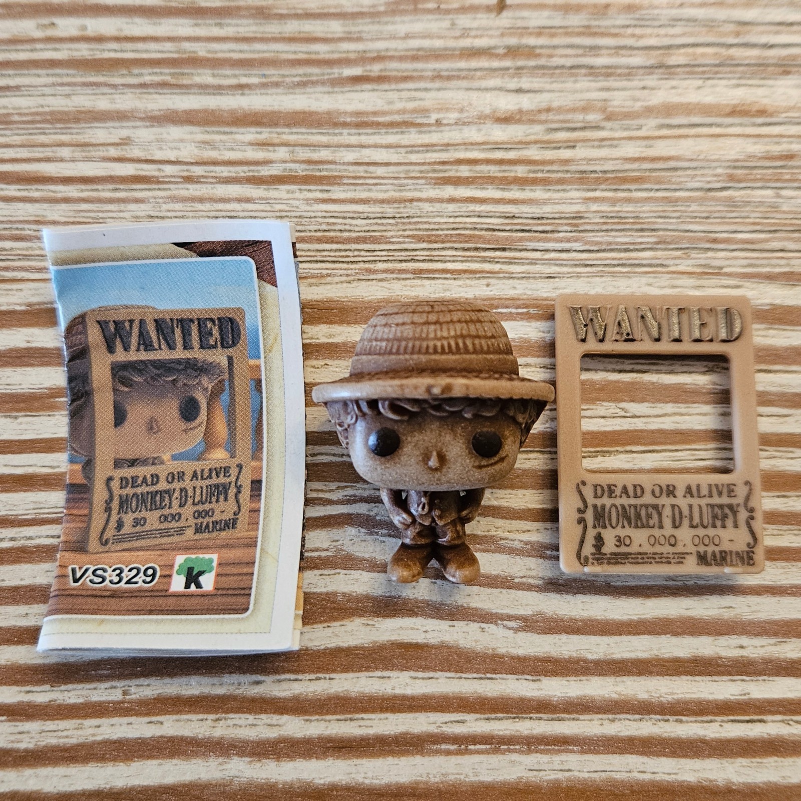 RUFFY WANTED VS329 complete with paper (BPZ) - ONE PIECE KINDER JOY - 2026 RUFFY WANTED VS329 complete with paper (BPZ) - ONE PIECE KINDER JOY - 2026