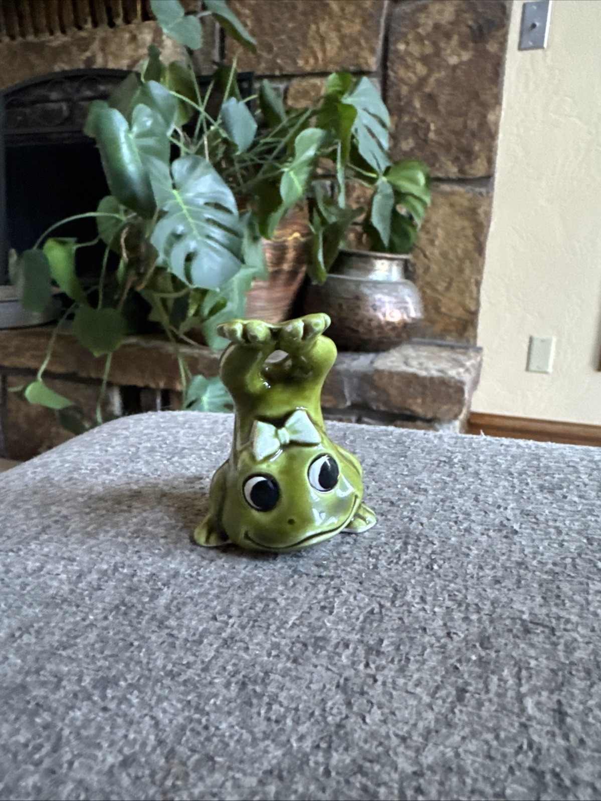 Rare Vintage Neil the Frog Figurine Handstand w/ Bow 2” Perfect Rare Vintage Neil the Frog Figurine Handstand w/ Bow 2” Perfect