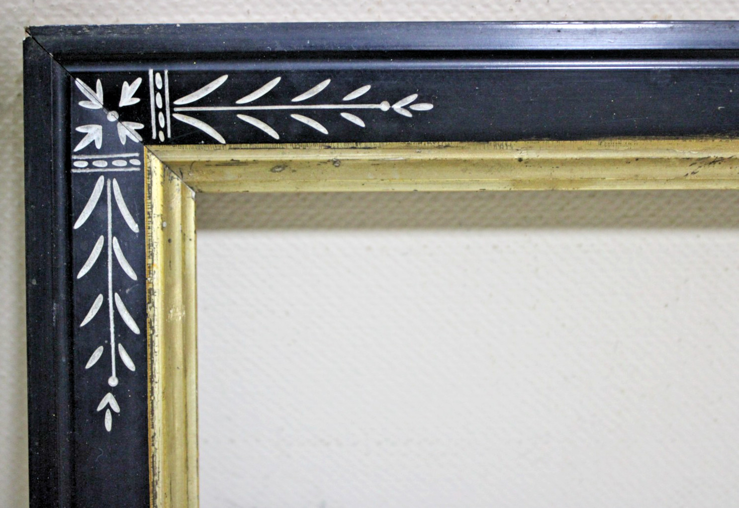 ANTIQUE FITS 8 X 10" VICTORIAN EASTLAKE ETCHED BLACK PICTURE FRAME WOOD GOLD ANTIQUE FITS 8 X 10" VICTORIAN EASTLAKE ETCHED BLACK PICTURE FRAME WOOD GOLD