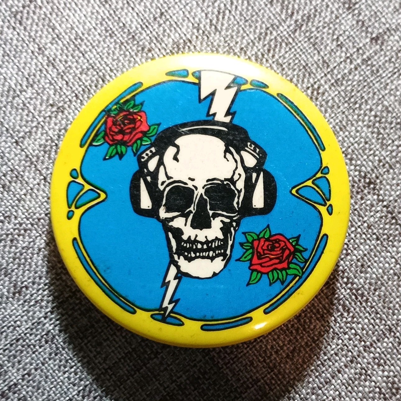 Vintage Grateful Dead pinback button Skull with Headphones & Roses Light. Bolt Vintage Grateful Dead pinback button Skull with Headphones & Roses Light. Bolt