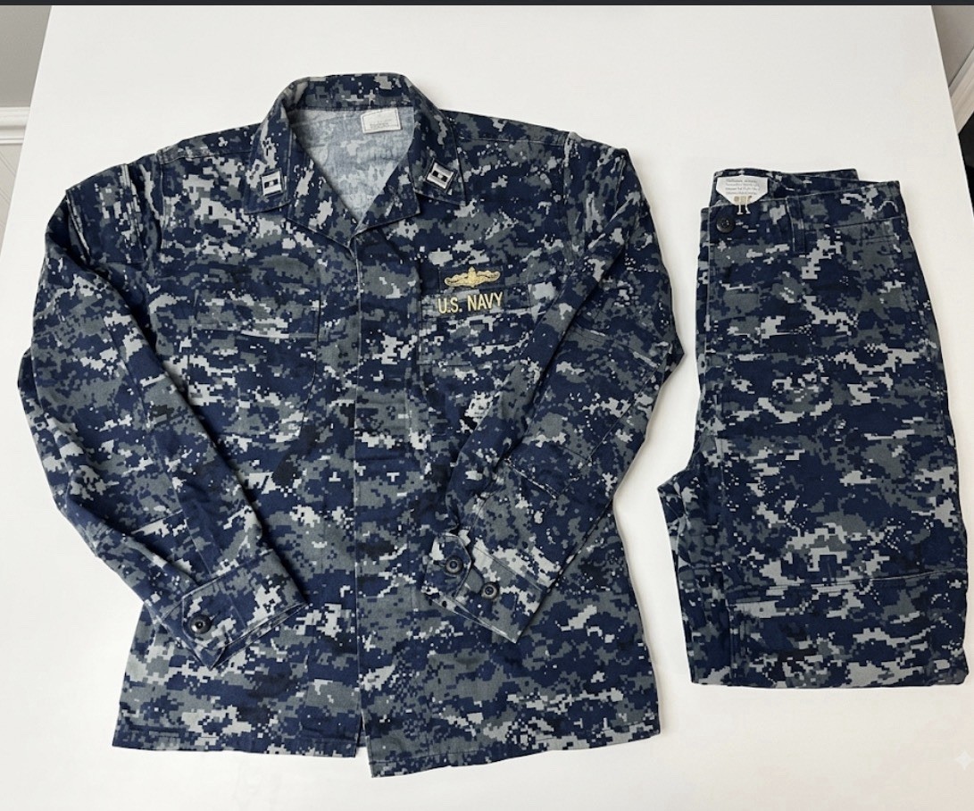 US Navy NWU Type I Blueberry Uniform Medium-Long Lieutenant O-3 Badges GC