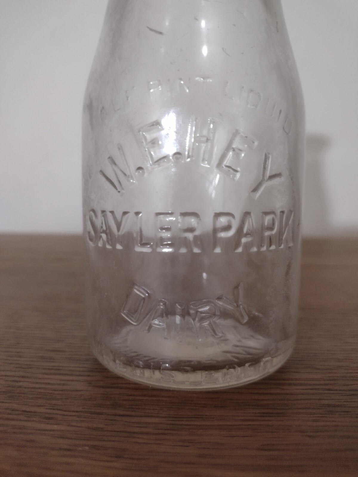 ANTIQUE W.E. HEY HALF PINT MILK BOTTLE SAYLER PARK CINCINNATI OHIO PRICE HILL ANTIQUE W.E. HEY HALF PINT MILK BOTTLE SAYLER PARK CINCINNATI OHIO PRICE HILL