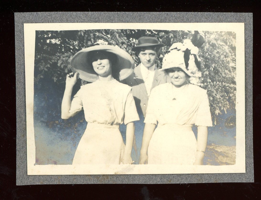 Antique Photo PRETTY EDWARDIAN WOMEN IN OVERSIZED HATS EDWARDIAN FASHION 02 Antique Photo PRETTY EDWARDIAN WOMEN IN OVERSIZED HATS EDWARDIAN FASHION 02