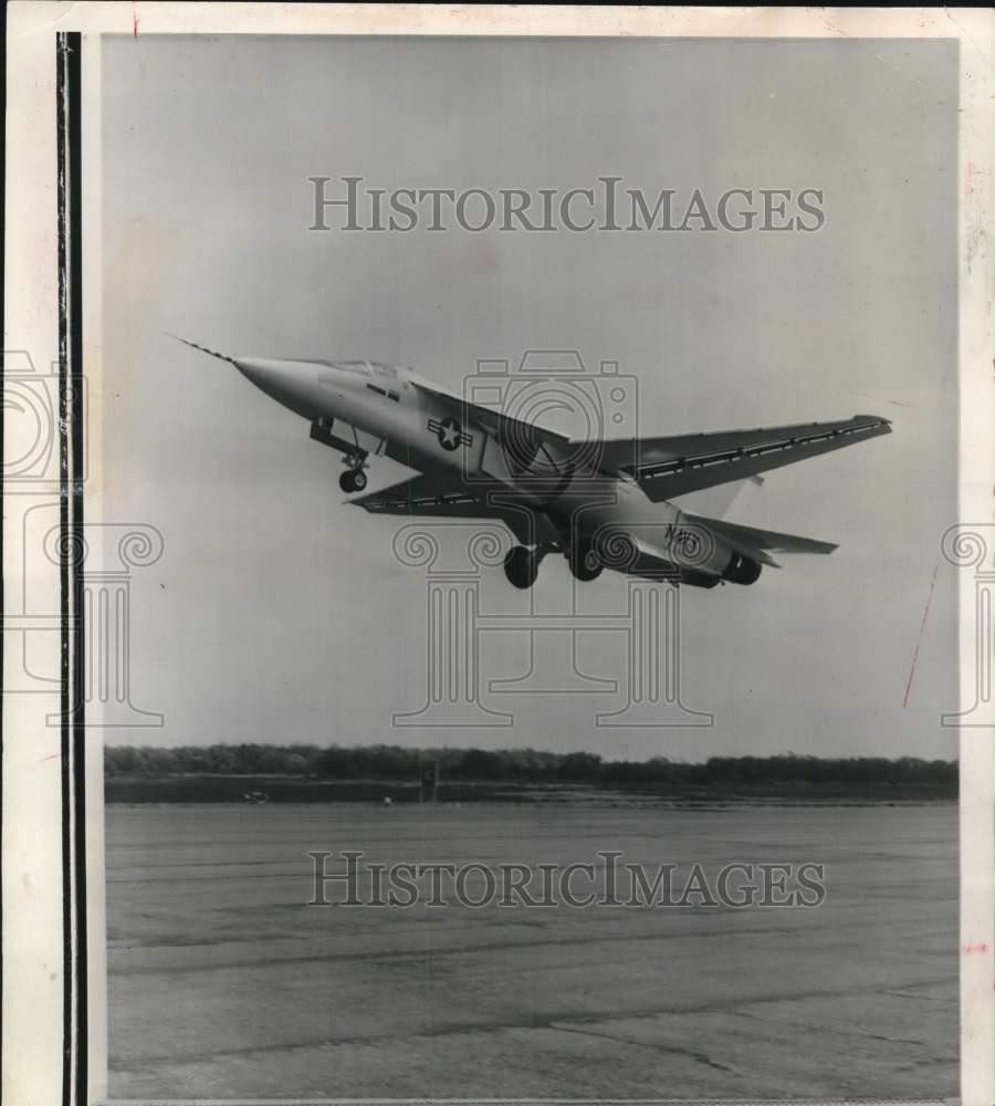 1966 Press Photo F-111 variable wing bomber plane-General Dynamics Corporation 1966 Press Photo F-111 variable wing bomber plane-General Dynamics Corporation