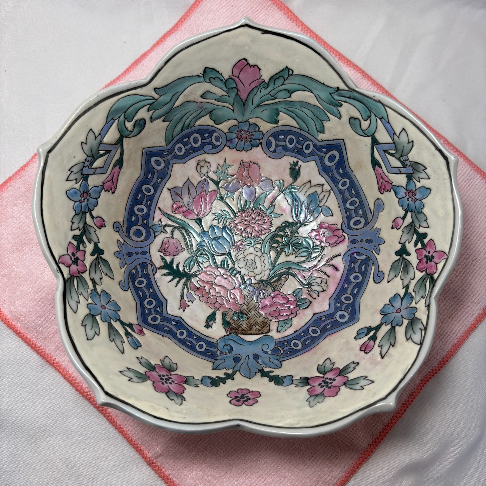 VTG Chinese Famille Rose Porcelain Bowl Lotus Petal Floral 8" W - Decorative EUC