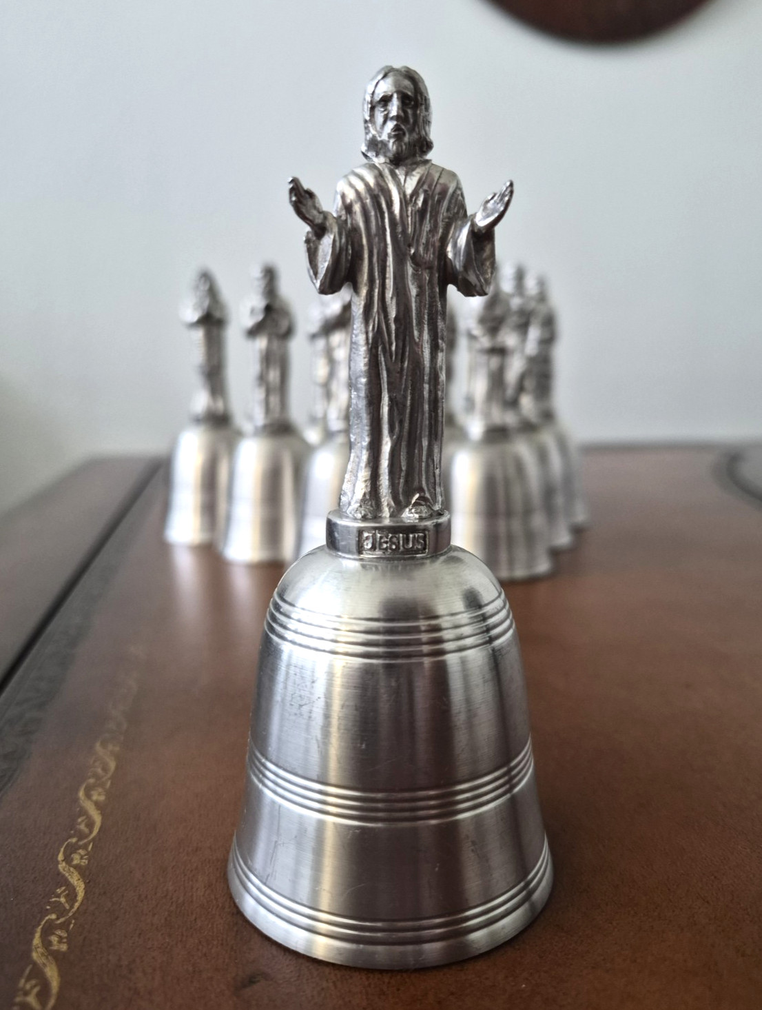 Danbury Mint Crown & Rose Pewter Jesus and 12 apostle’s Figurine Bells 4.75 “ Danbury Mint Crown & Rose Pewter Jesus and 12 apostle’s Figurine Bells 4.75 “
