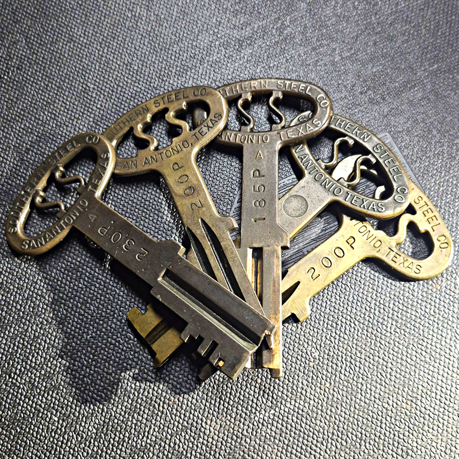 VINTAGE××Southern Steel Co Cell Keys San Antonio Texas. T.BRADLEY VINTAGE××Southern Steel Co Cell Keys San Antonio Texas. T.BRADLEY