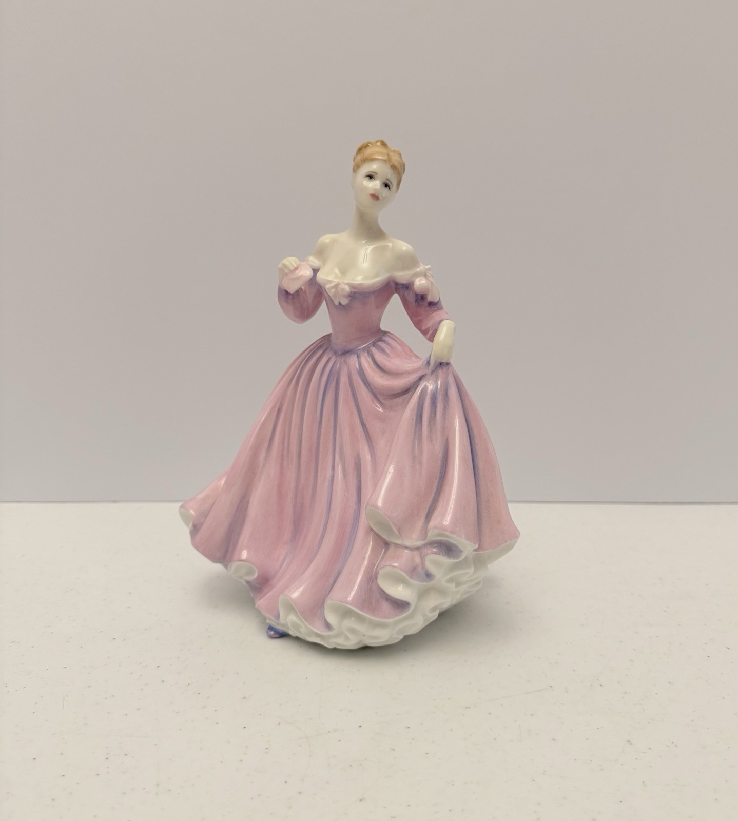 Royal Doulton Classics “Message Of Love” HN 4531 Porcelain Figurine 2002. 