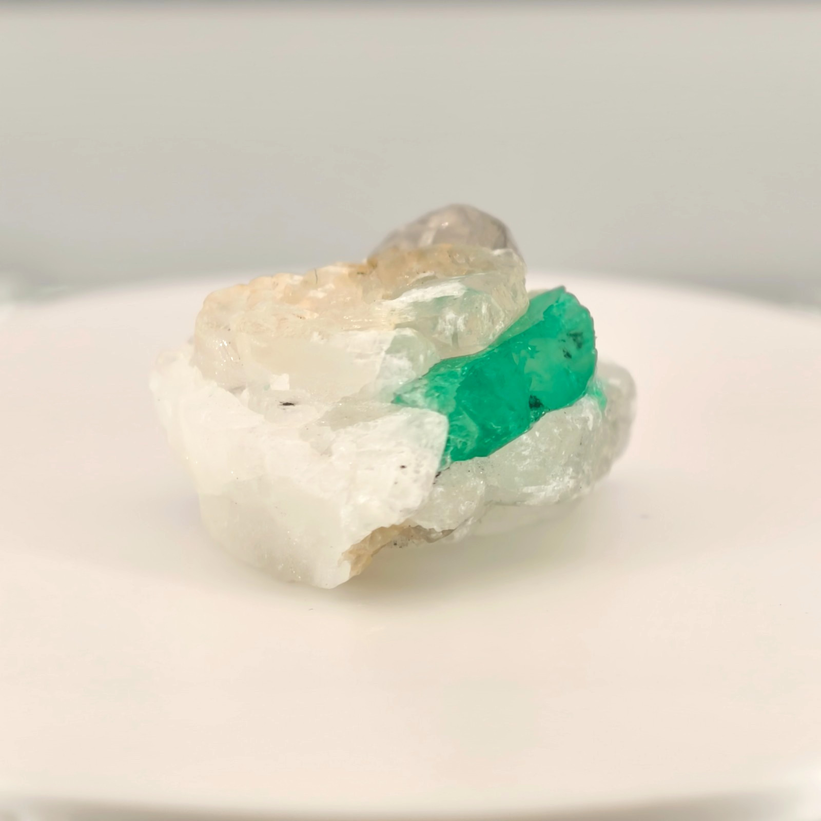 VERY CLEAR NATURAL EMERALD CRYSTAL ON MATRIX FROM MUZO - COLOMBIA 3.3 grams VERY CLEAR NATURAL EMERALD CRYSTAL ON MATRIX FROM MUZO - COLOMBIA 3.3 grams