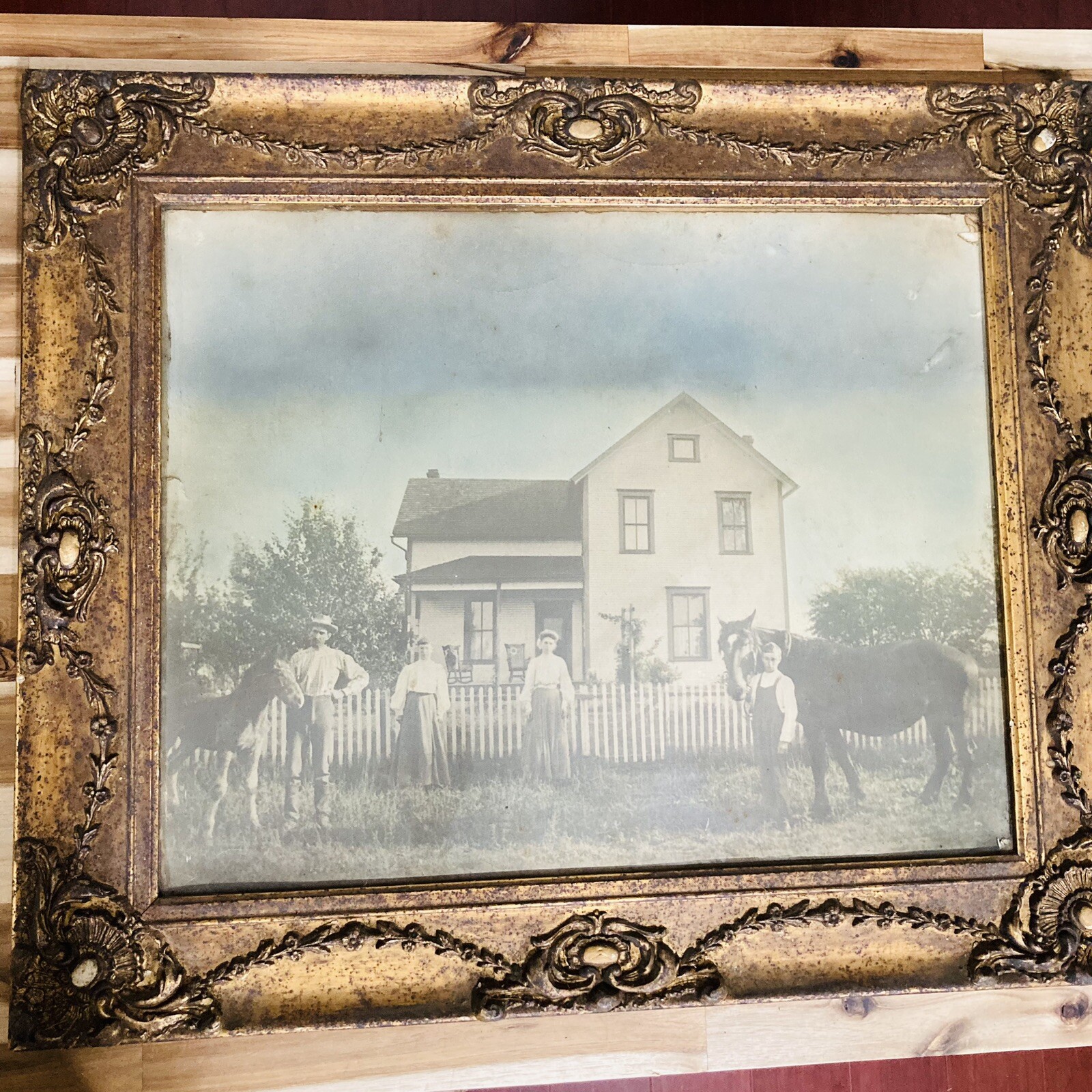 Antique Ornate Victorian Picture Frame Gilt Wood Late 1800s(?) w/ Photo **READ** Antique Ornate Victorian Picture Frame Gilt Wood Late 1800s(?) w/ Photo **READ**